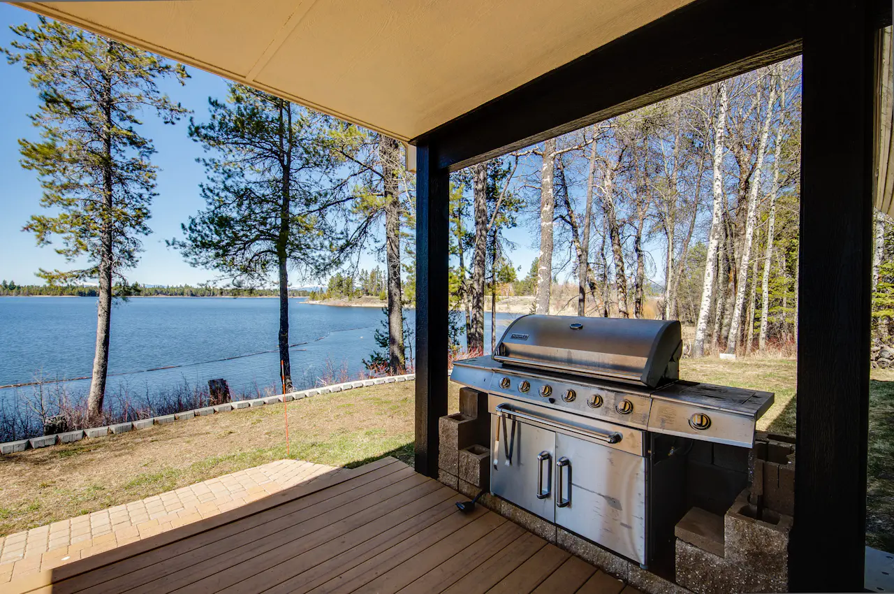Paradise Cottage on the Lake 2 BD Vacation Rental in Donnelly, ID