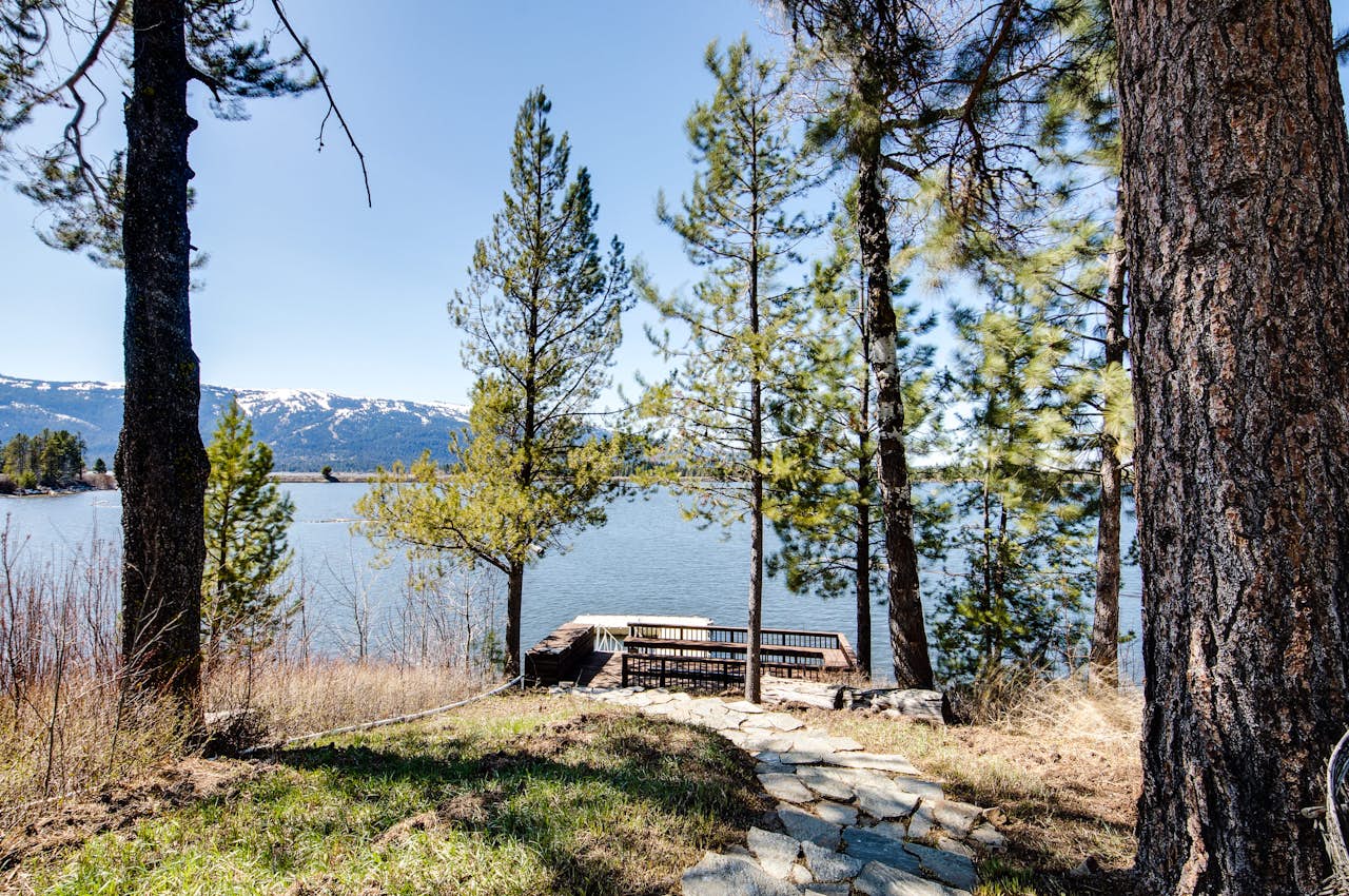 Paradise Cottage on the Lake 2 BD Vacation Rental in Donnelly, ID Vacasa