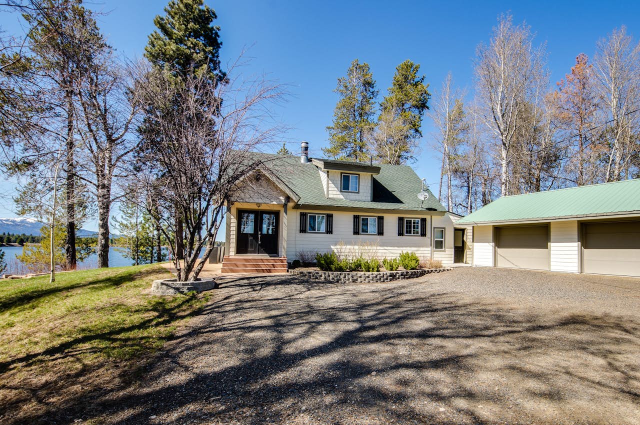 Paradise Cottage on the Lake 2 BD Vacation Rental in Donnelly, ID