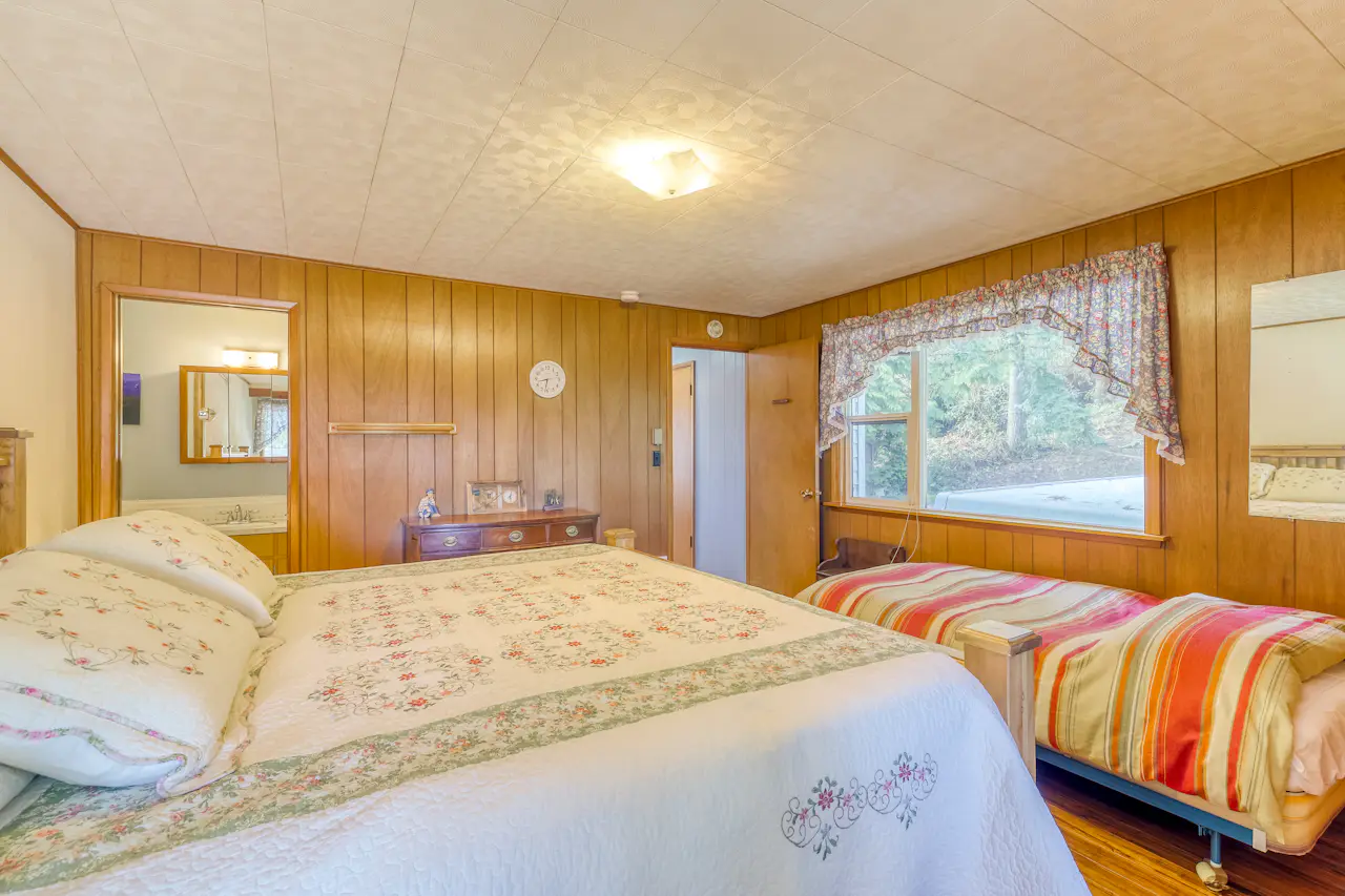 Lyle Point Inn 4 BD Vacation Rental in Anderson Island, WA Vacasa