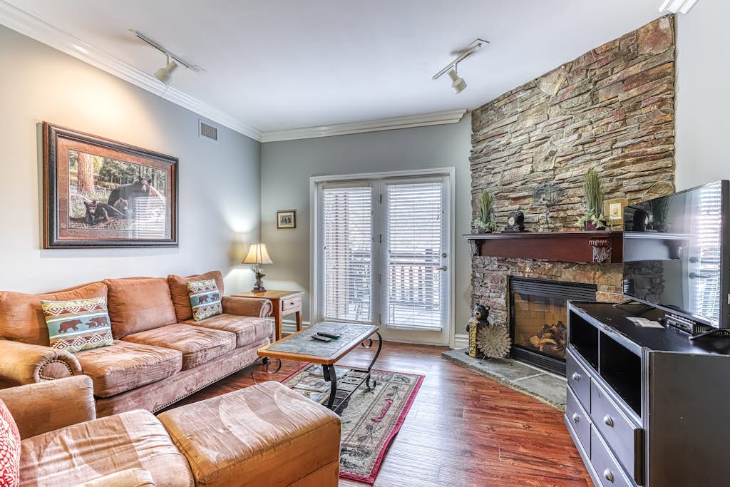 Relaxing Downtown Condo, Sleeps 6, Hot Tub, Gym — Gatlinburg, TN — vacation rental