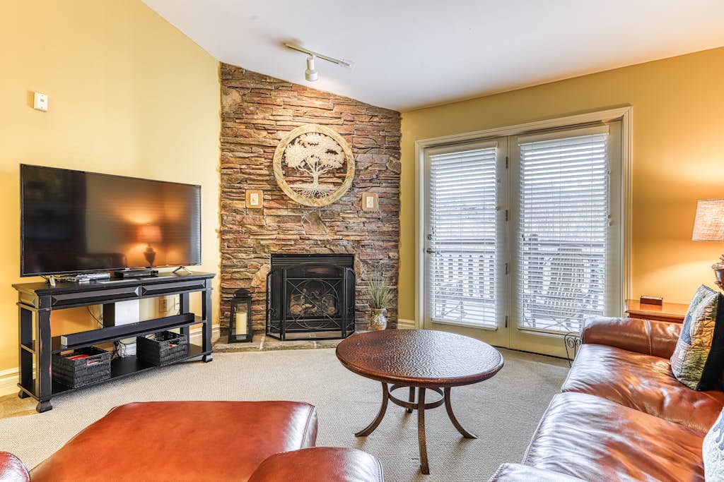 Relaxing Creekside Condo, Sleeps 8, Jetted Tub, Gym — Gatlinburg, TN — vacation rental