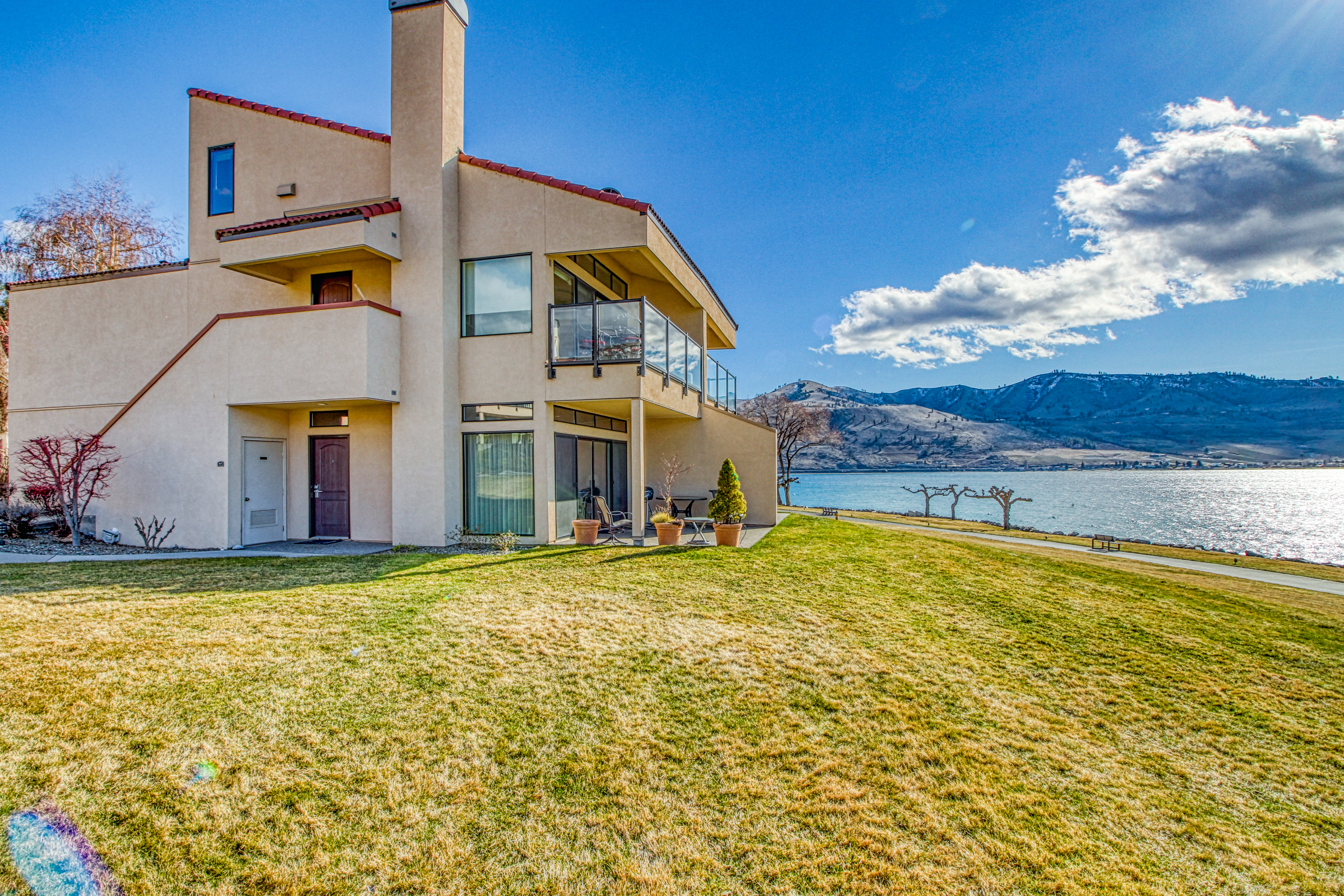 Lake Chelan Shores: Beachfront Sunsets (#6-5) | 1 BD Chelan, WA ...