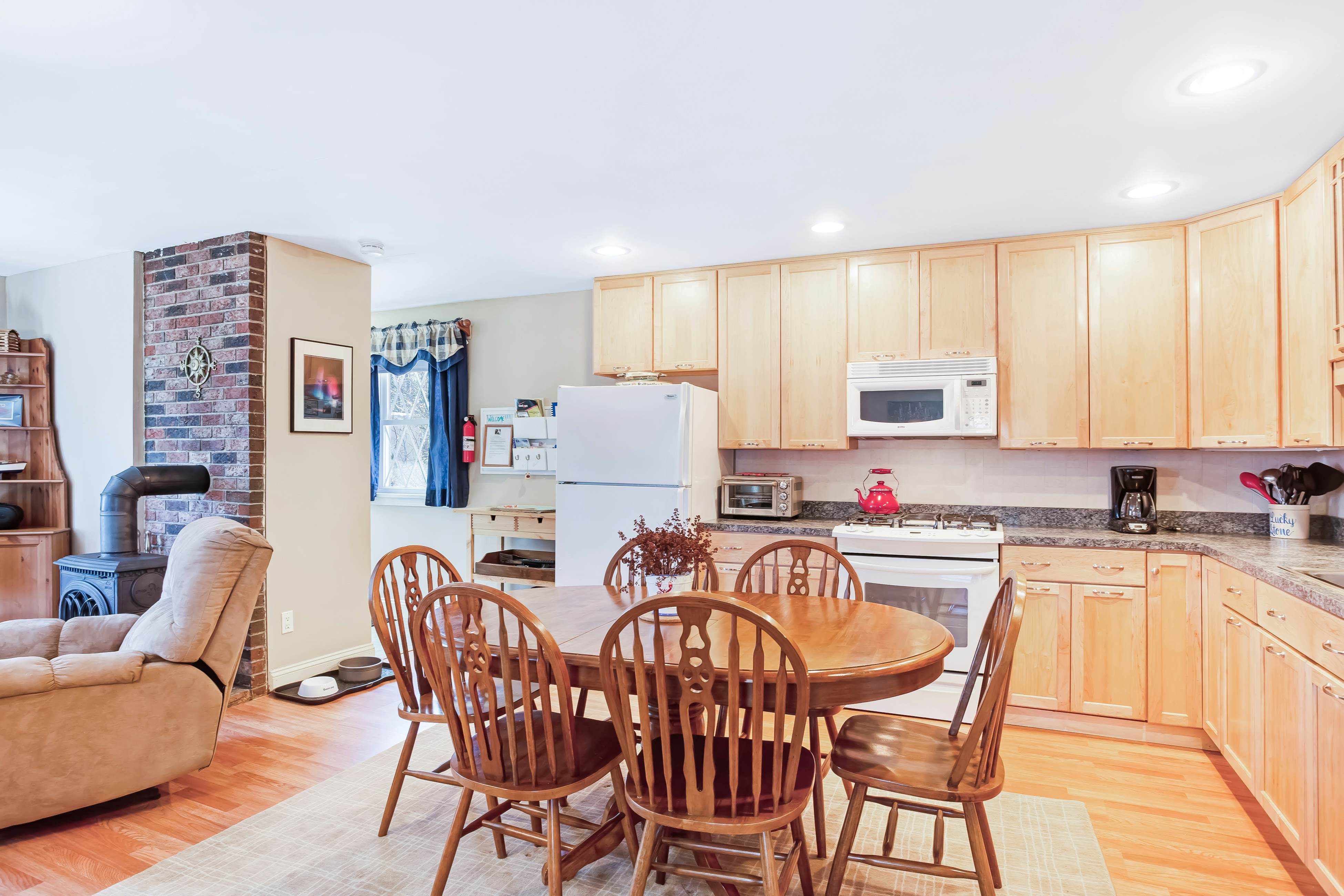 Lucky Stone Cottage 2 BD Seal Cove, ME Vacation Rental Vacasa