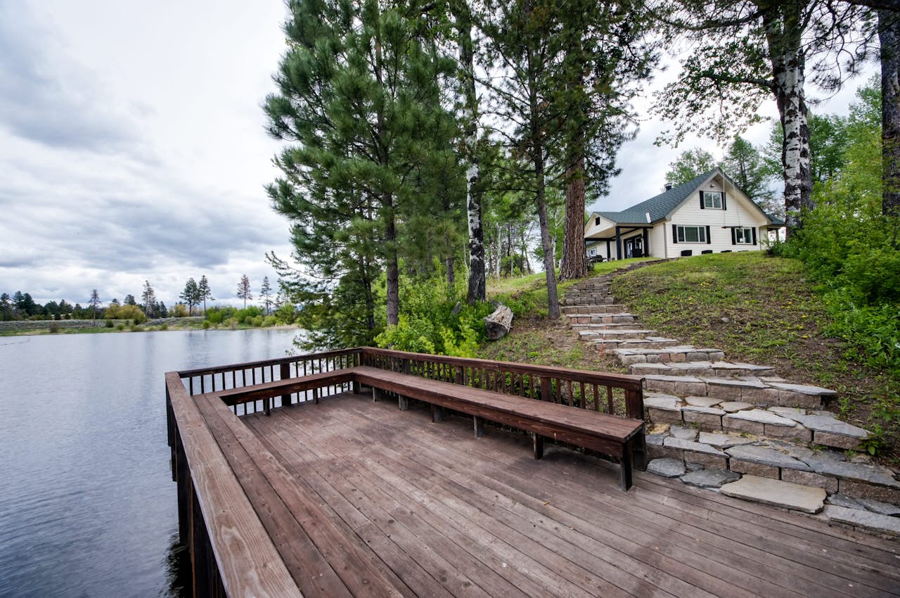 Paradise Cottage on the Lake 2 BD Vacation Rental in Donnelly, ID Vacasa