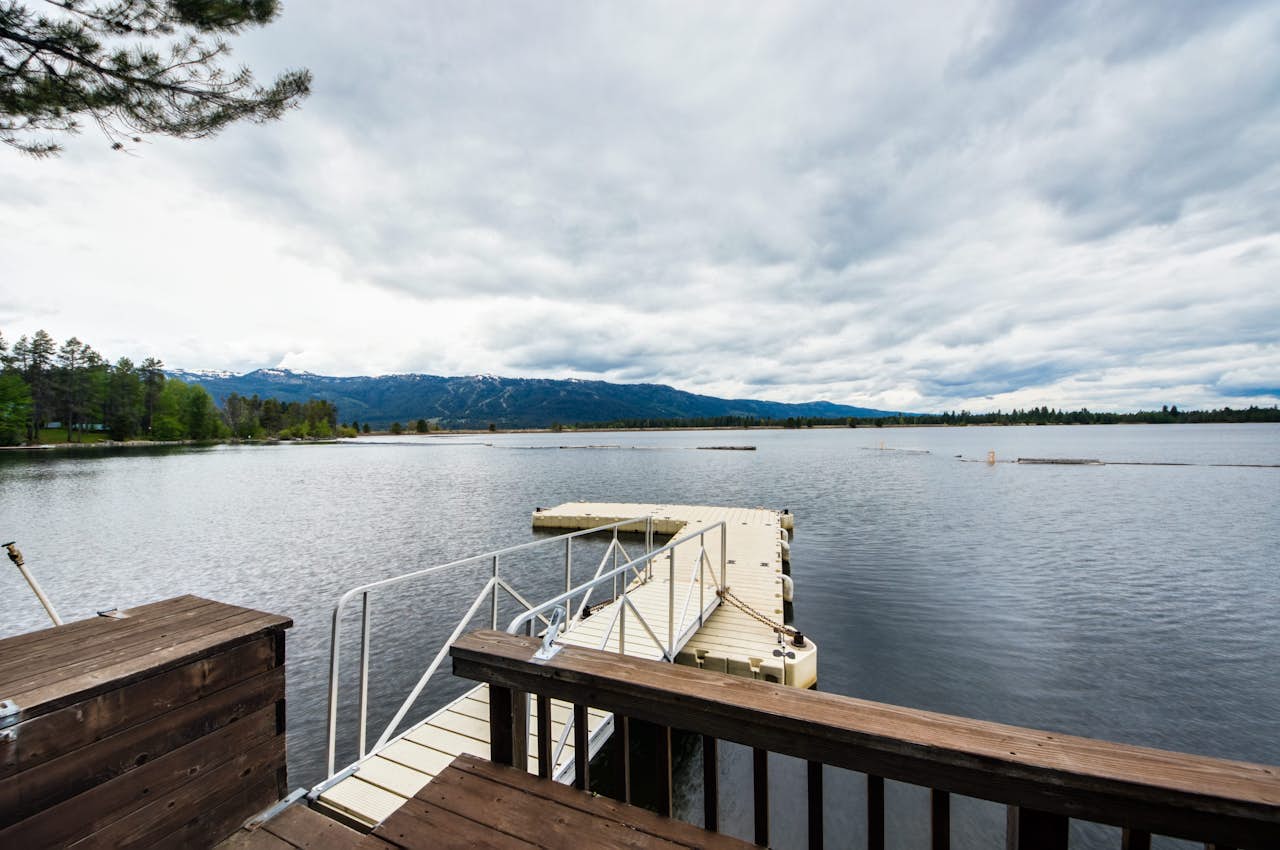 Paradise Cottage on the Lake 2 BD Vacation Rental in Donnelly, ID