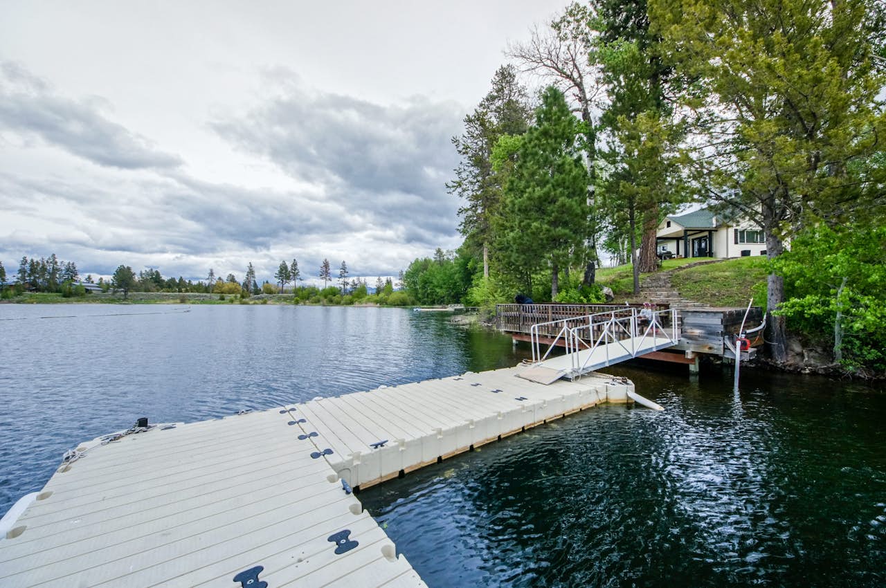 Paradise Cottage on the Lake 2 BD Vacation Rental in Donnelly, ID Vacasa