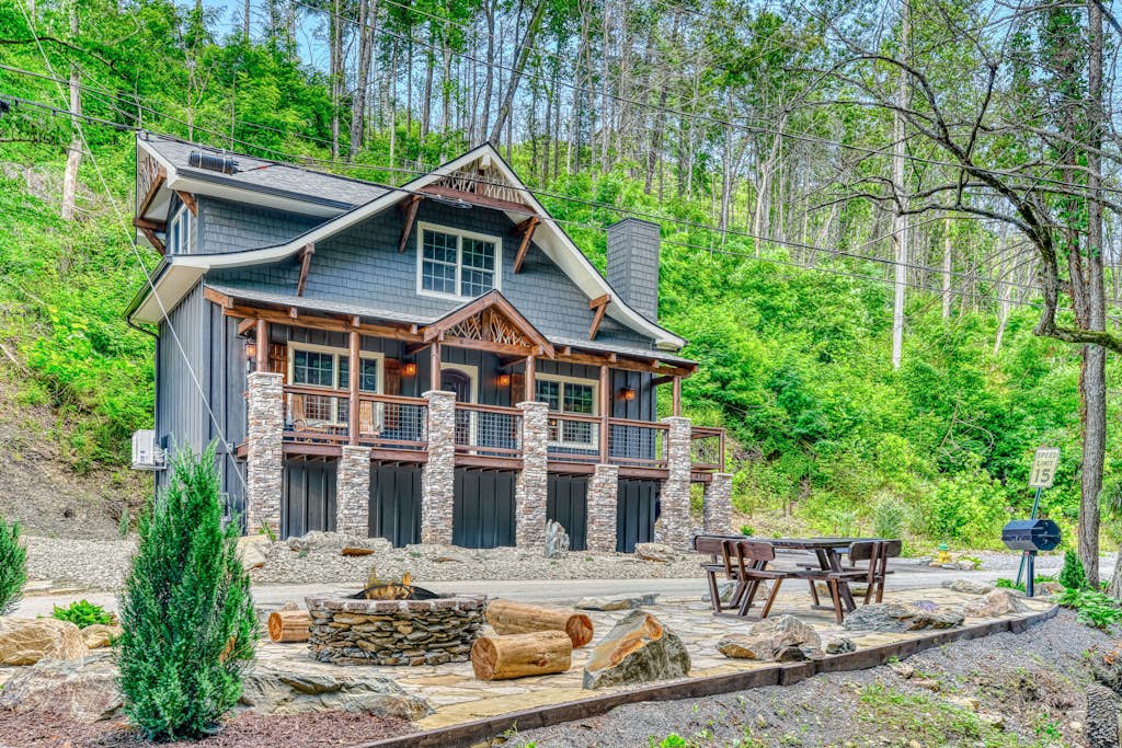 Downtown CreekSide Chalet, Sleeps 6, Hot Tub, Games — Gatlinburg, TN — vacation rental