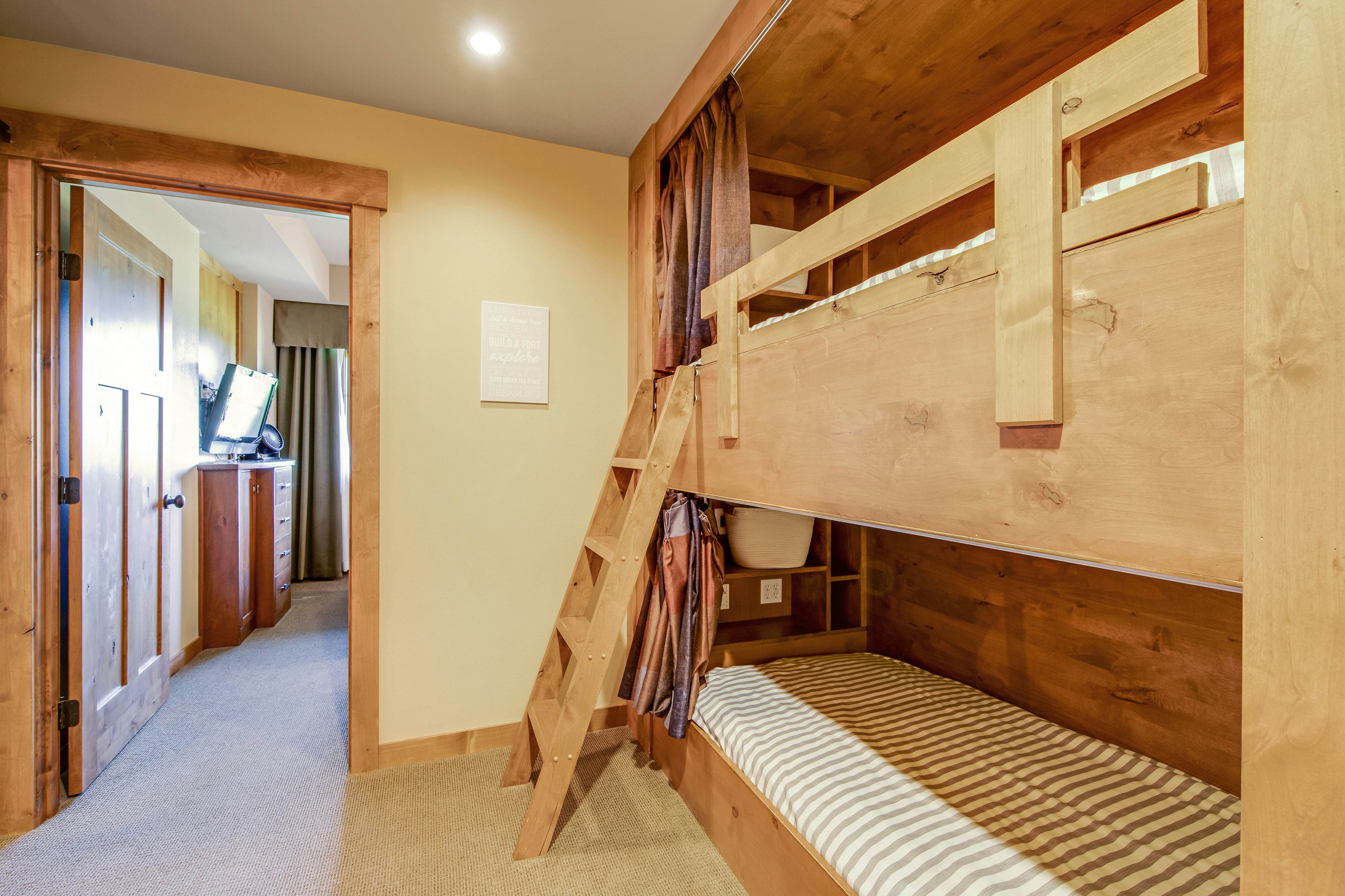 Trailhead Lodge #302