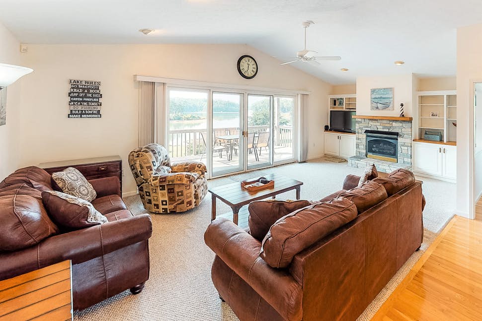 Lakeside 3 BD Dandridge, TN Vacation Rental Vacasa