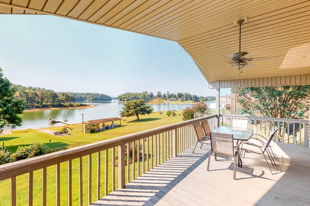 Douglas Lakefront CabinใปDeckใปHot TubใปPool Table โ Jefferson City, TN โ vacation rental