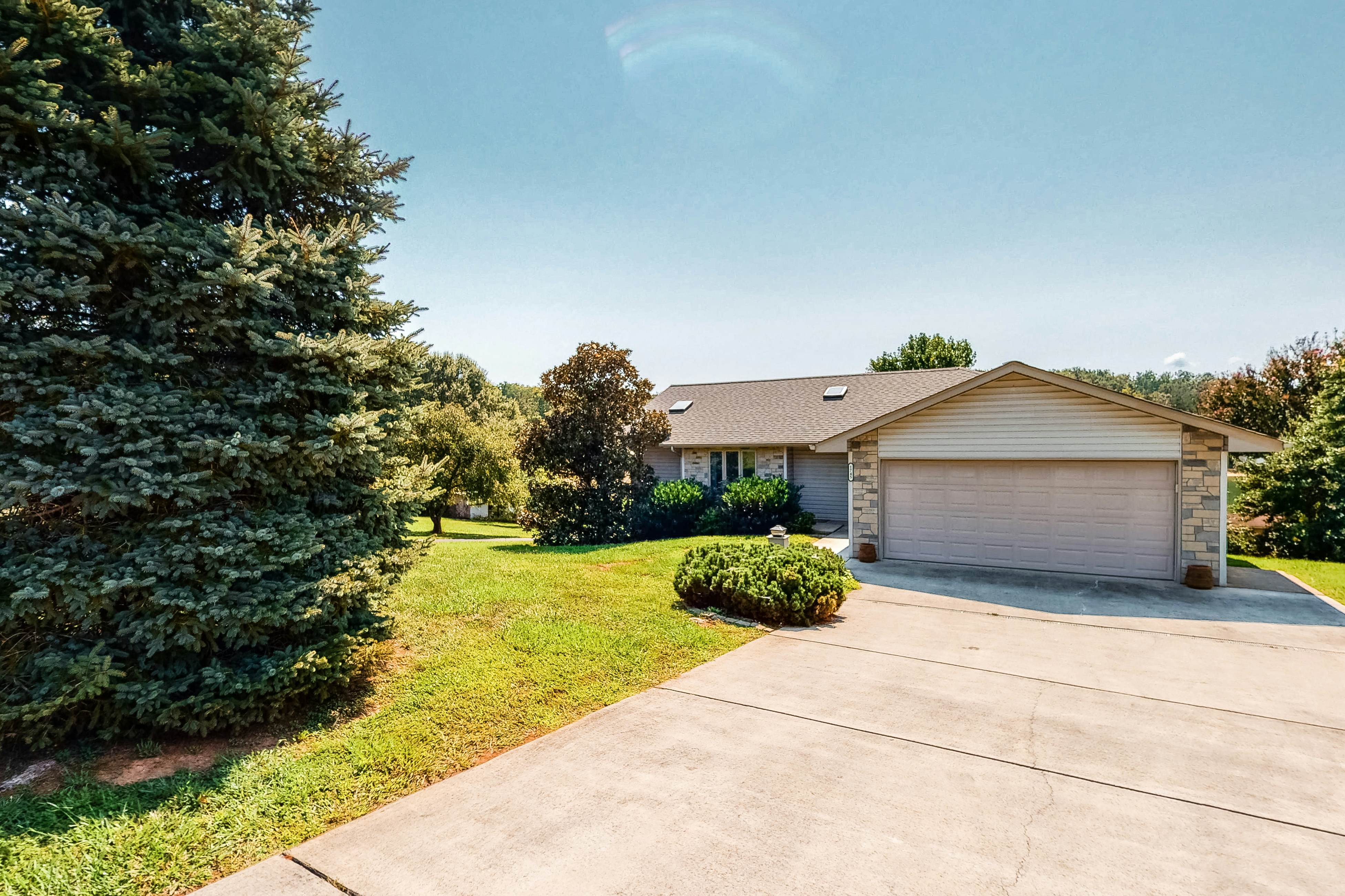 Lakeside 3 BD Dandridge, TN Vacation Rental Vacasa