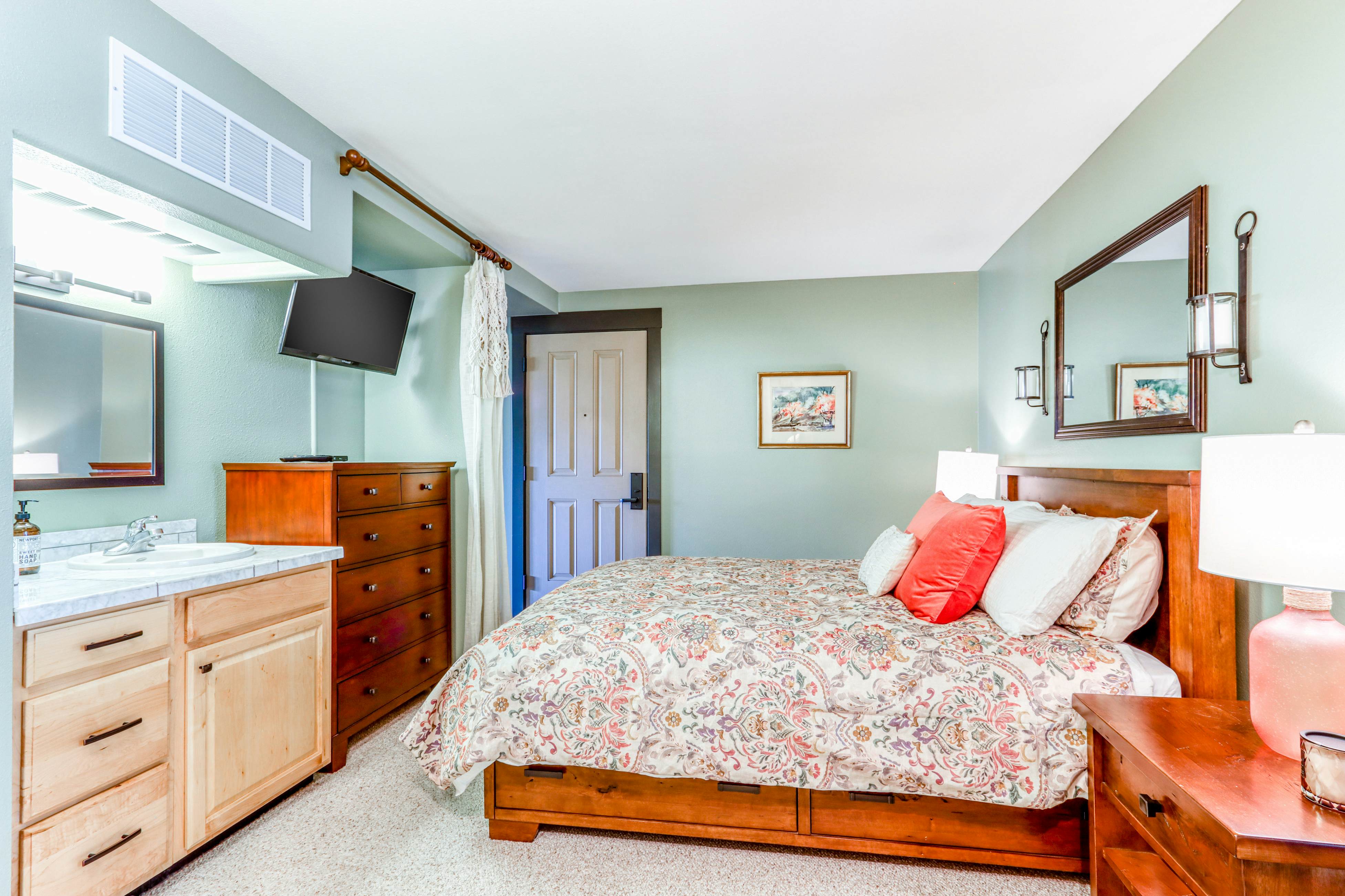 Seventh Mountain Resort Condo 1 BD Bend, OR Vacation Rental Vacasa