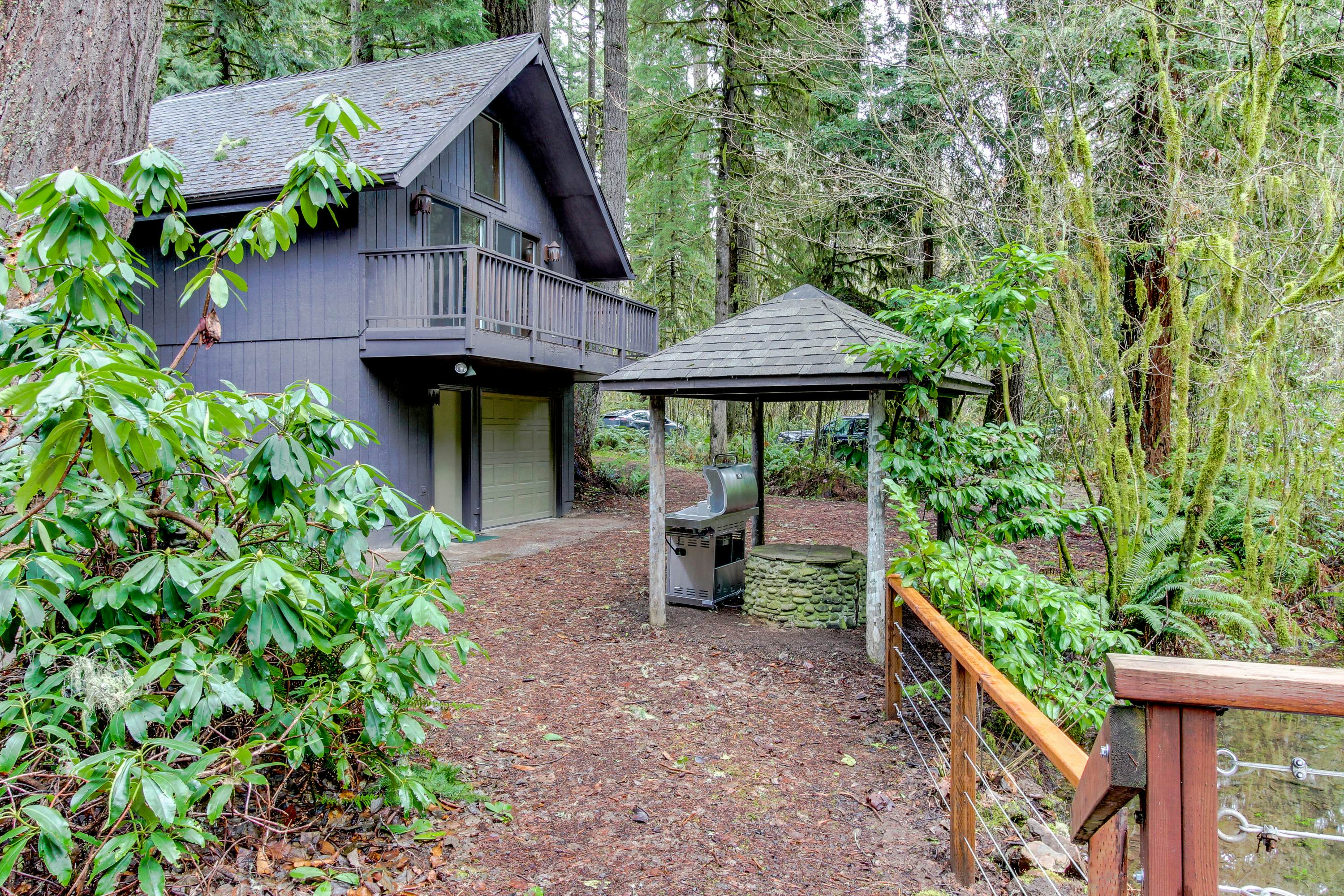 McKenzie River Cabin 5 BD Vida, OR Vacation Rental Vacasa