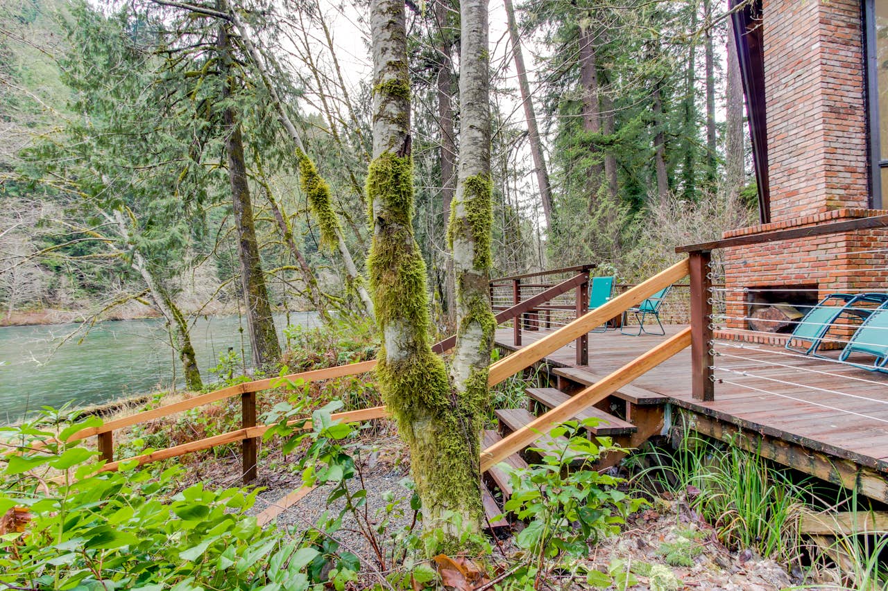 McKenzie River Cabin 5 BD Vacation Rental in Vida, OR Vacasa