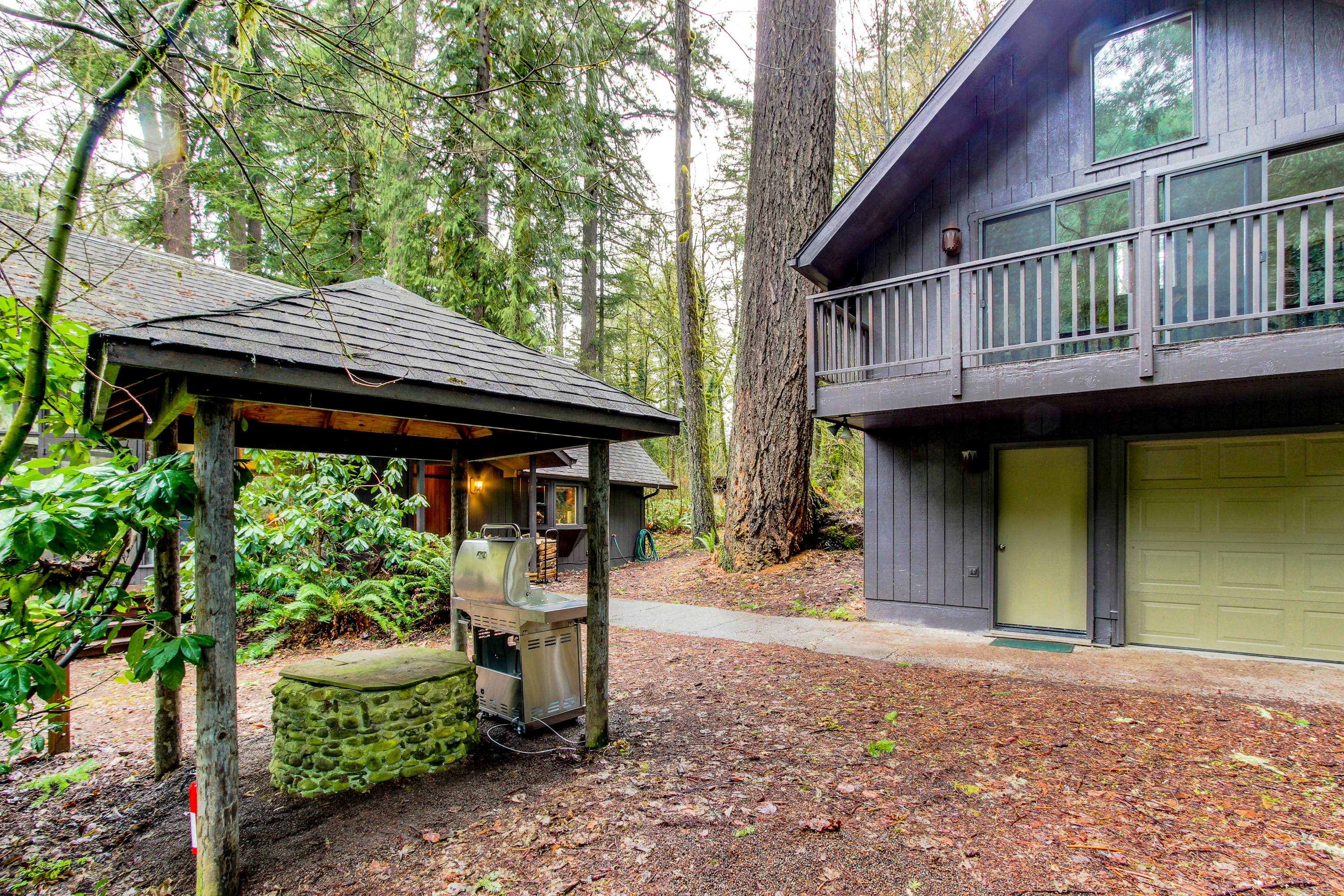McKenzie River Cabin 5 BD Vida, OR Vacation Rental Vacasa
