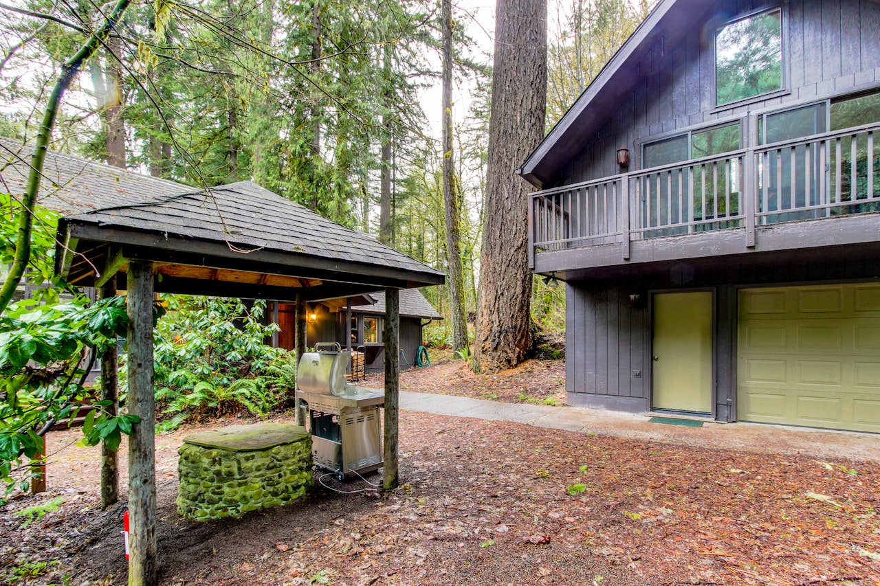 McKenzie River Cabin 5 BD Vacation Rental in Vida, OR Vacasa