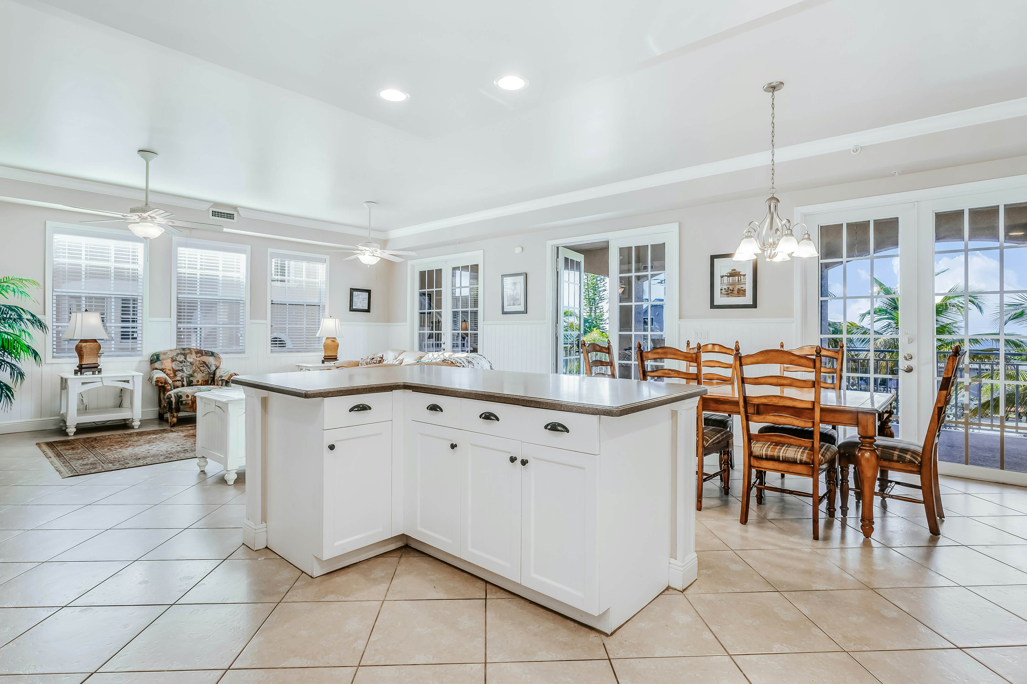 Whitecap Condo Beach View Splendor