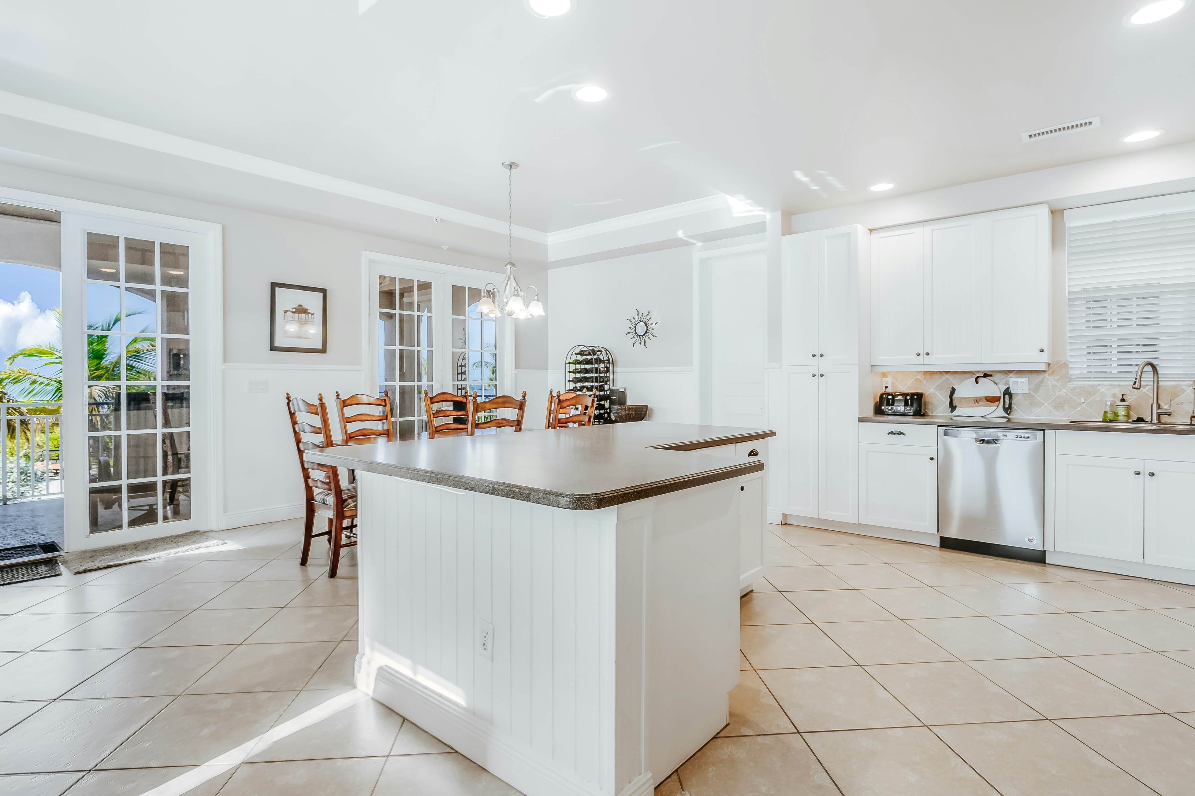 Whitecap Condo Beach View Splendor