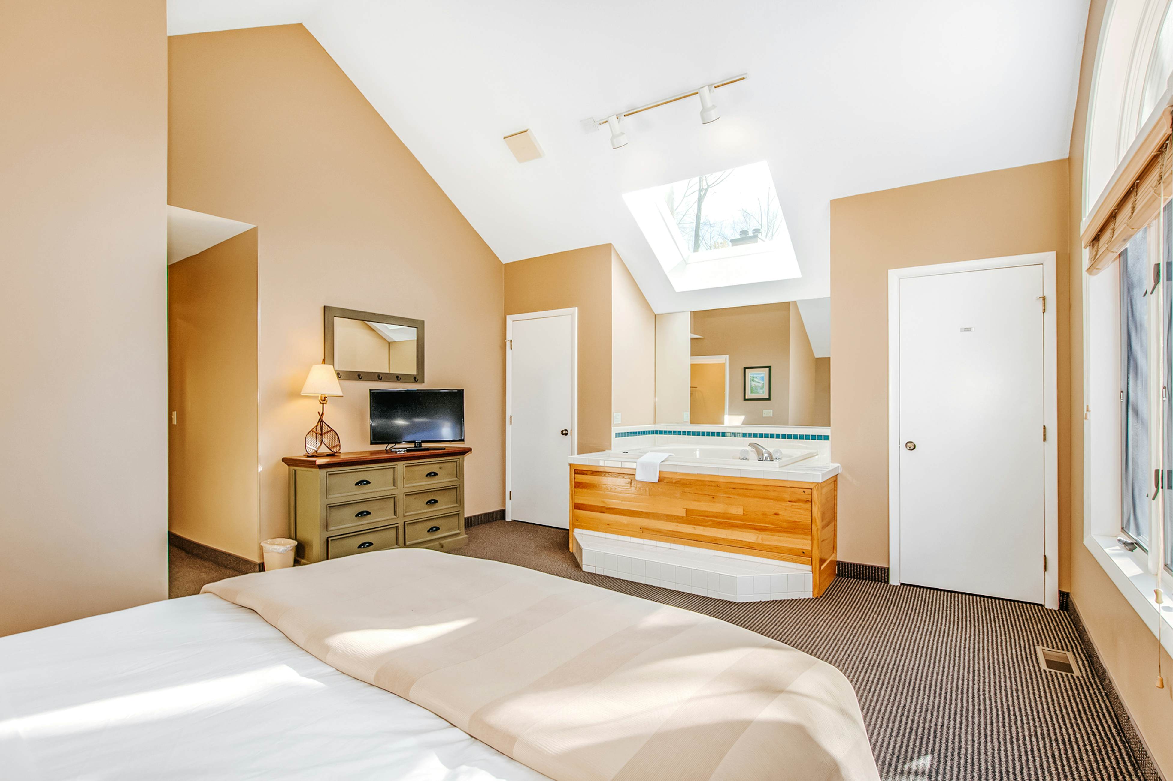 Crystal Mountain Condo -  Wintergreen 535