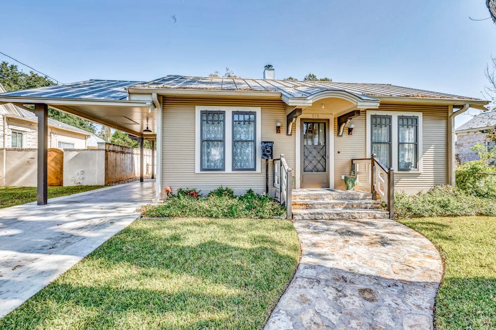 Das Rosen Haus 2 BD Fredericksburg, TX Vacation Rental Vacasa