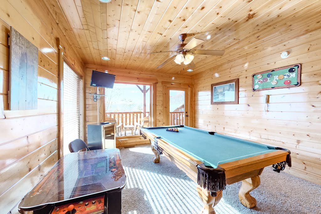 Gorgeous Private Oasis, Sleeps 4, Scenic Deck, Games — Sevierville, TN — vacation rental