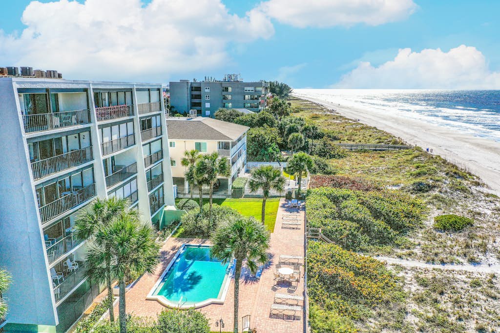 Beachside Haven with Private Balcony Free WiFi Washer Dryer Shared Pool Central AC — Indian Rocks Beach, FL — vacation rental