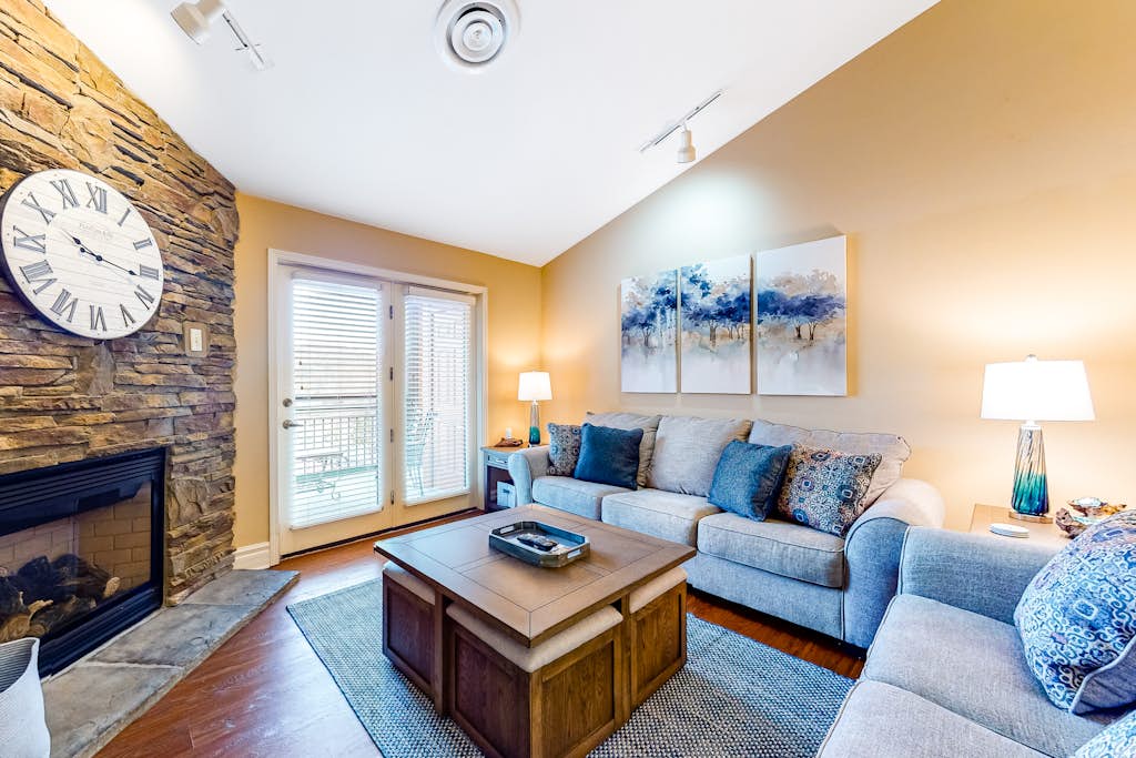 Elegant Condo W Jetted Tub, Sleeps 6, Fireplace — Gatlinburg, TN — vacation rental