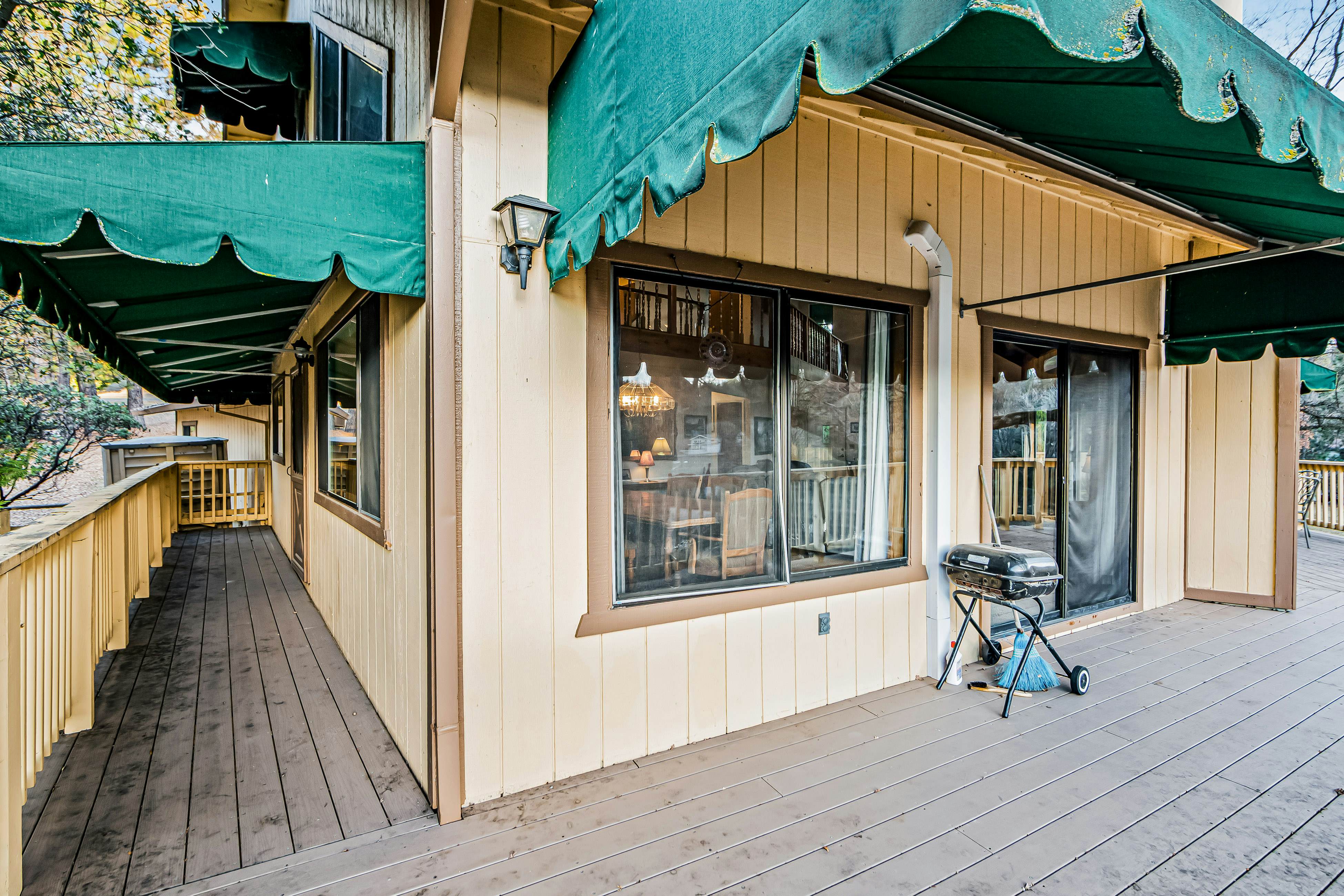 Rustic Lakefront Retreat