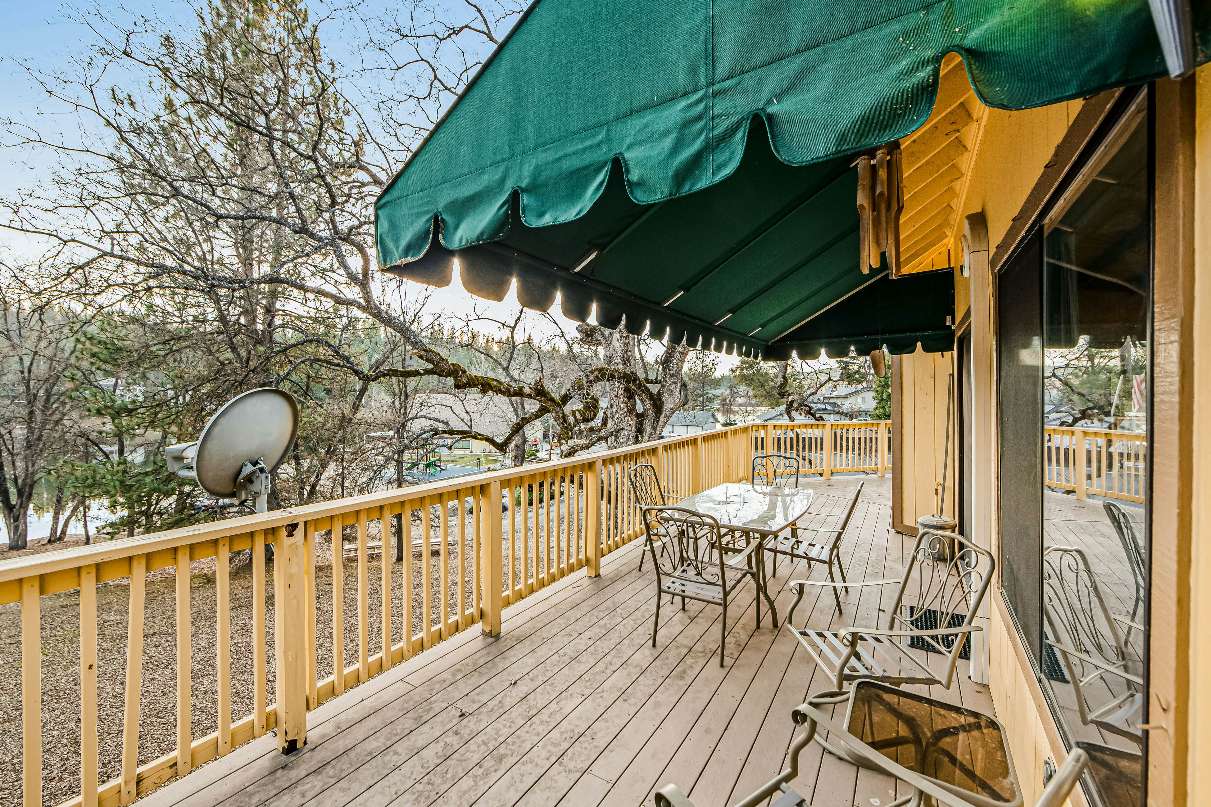 Rustic Lakefront Retreat