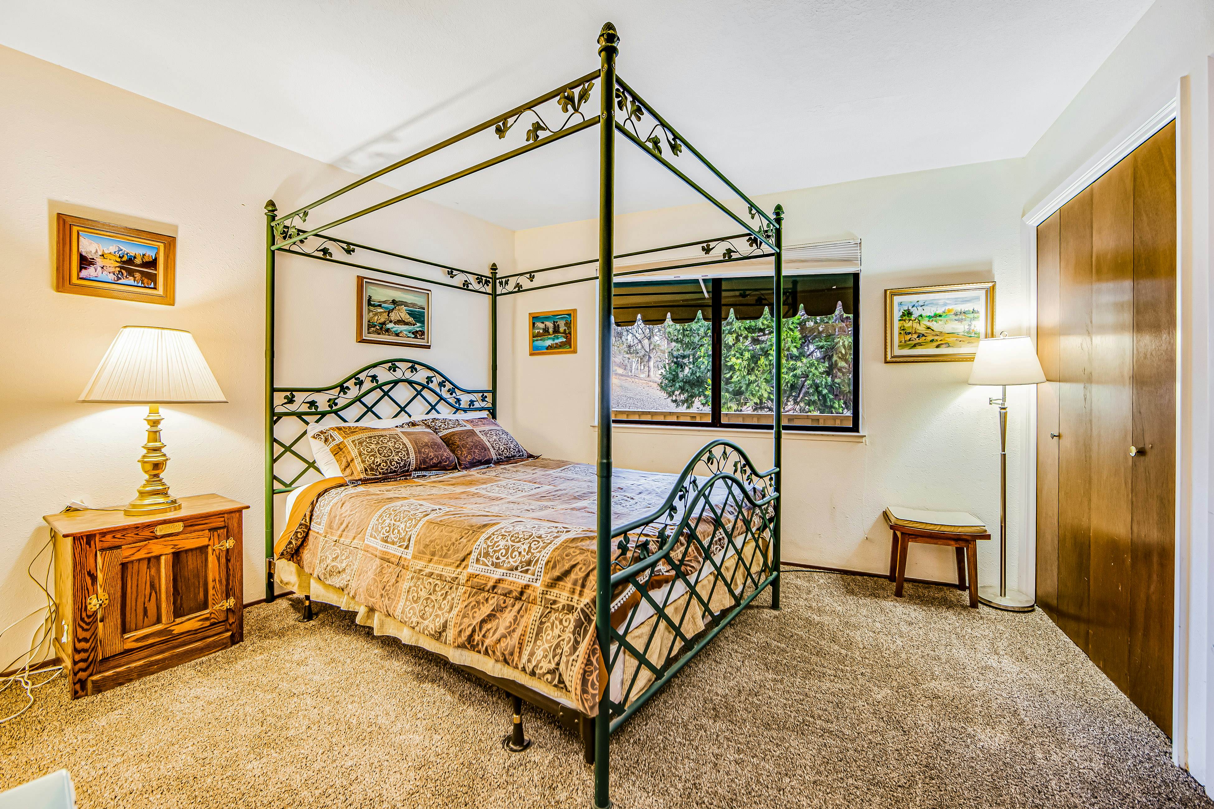 Rustic Lakefront Retreat