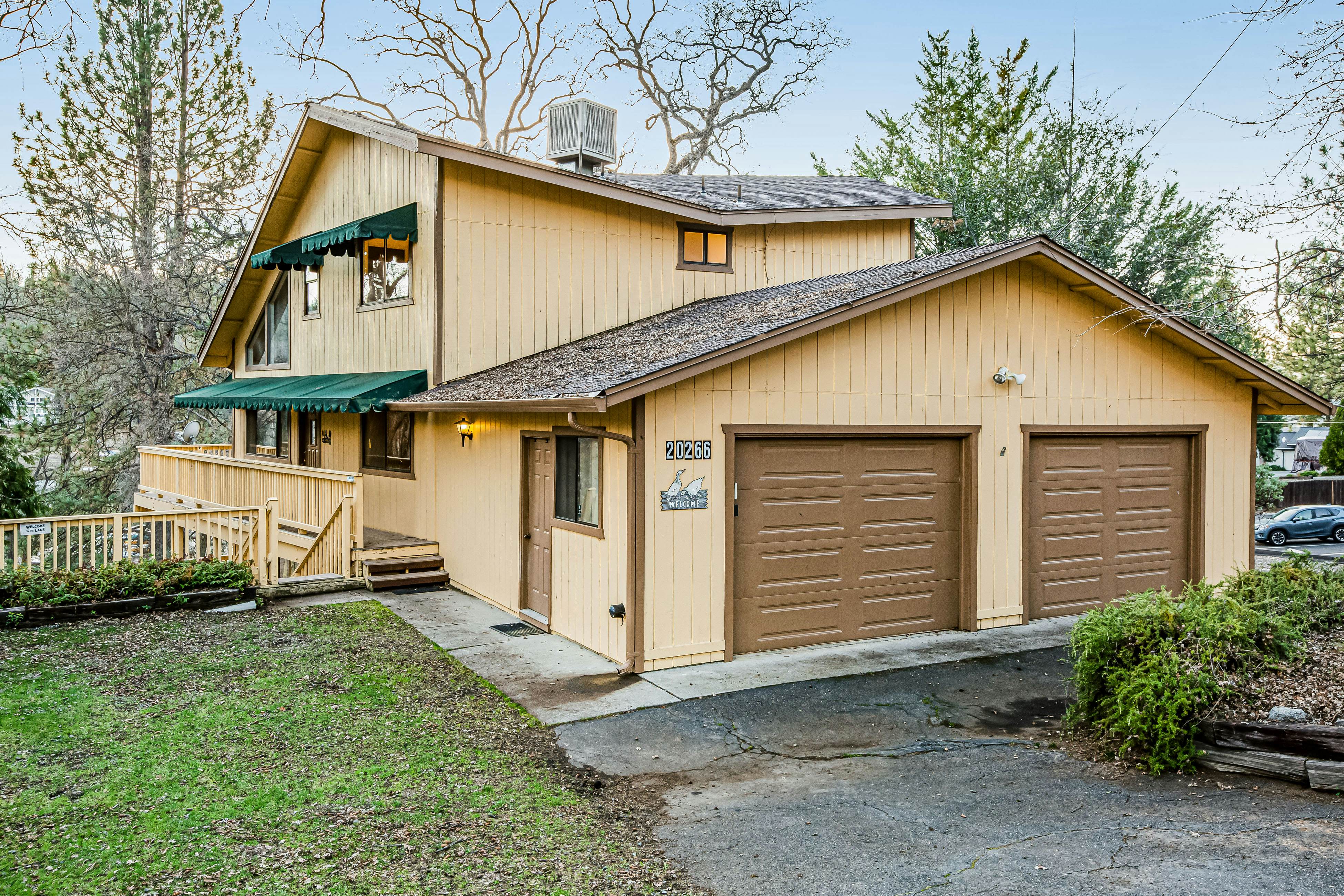 Rustic Lakefront Retreat