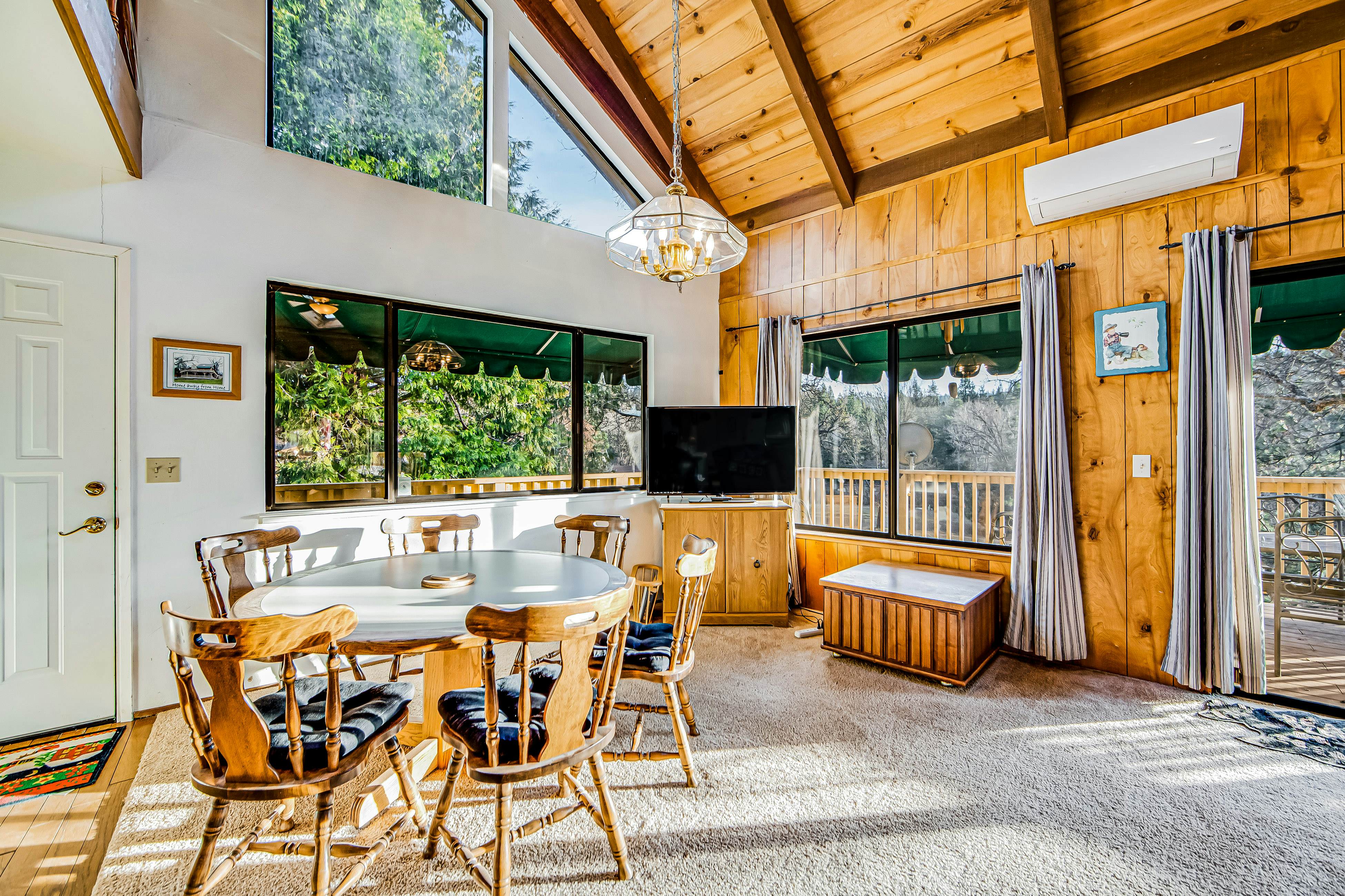 Rustic Lakefront Retreat