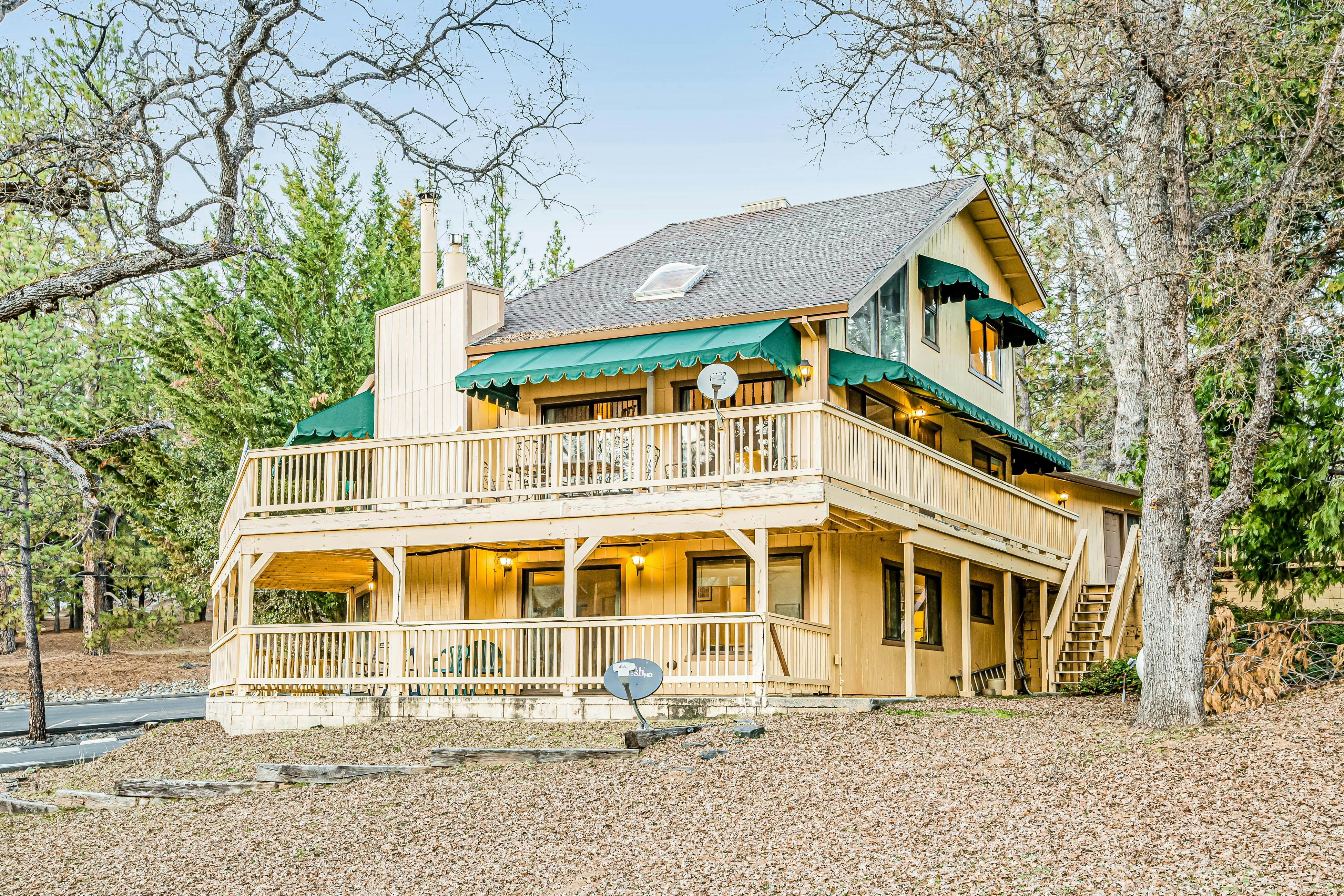 Rustic Lakefront Retreat