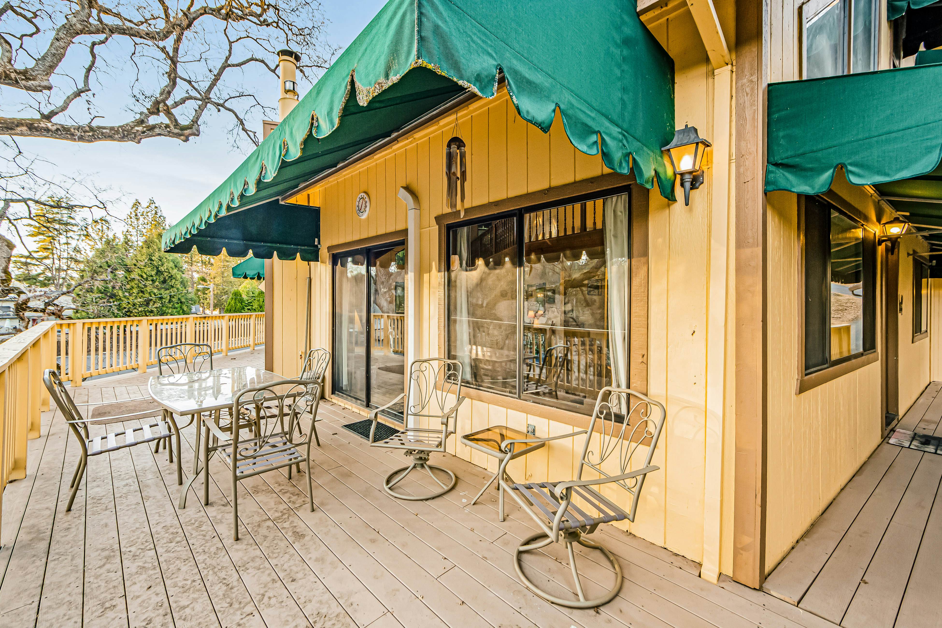 Rustic Lakefront Retreat