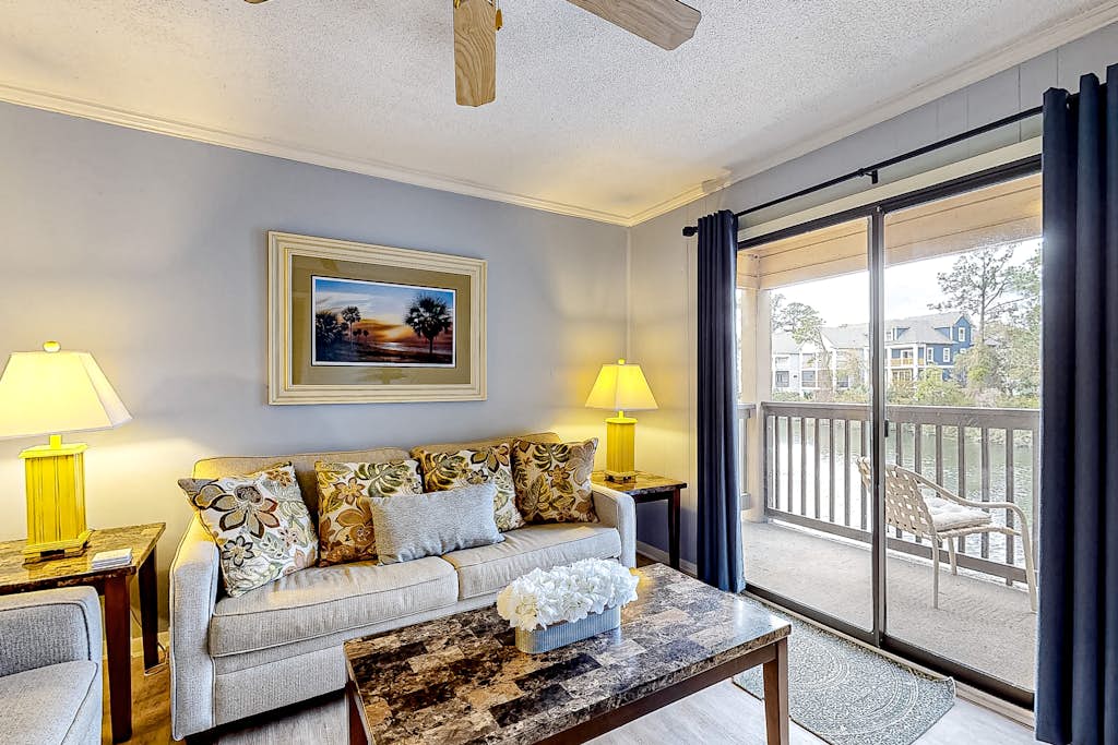 Casual Condo with Shared Outdoor Pool, High-Speed WiFi, and Wet Bar — Hilton Head, SC — vacation rental