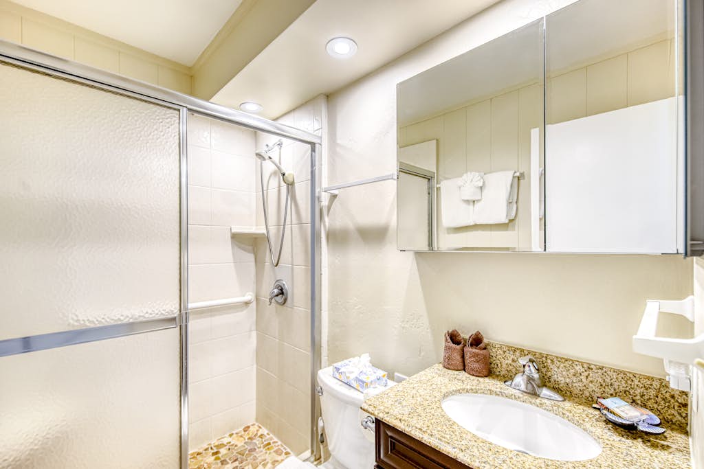 Fresh Full Bathroom