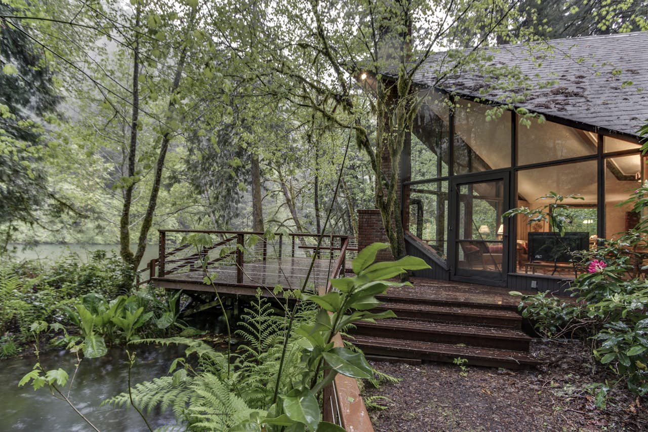 McKenzie River Cabin 5 BD Vacation Rental in Vida, OR Vacasa