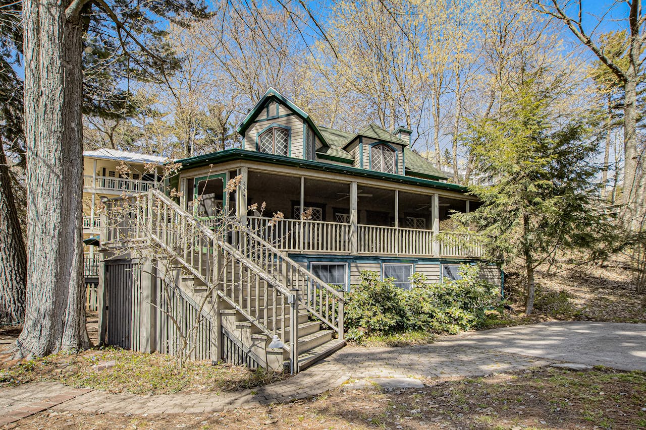 Anna's Cottage 1 BD Saugatuck, MI Vacation Rental Vacasa