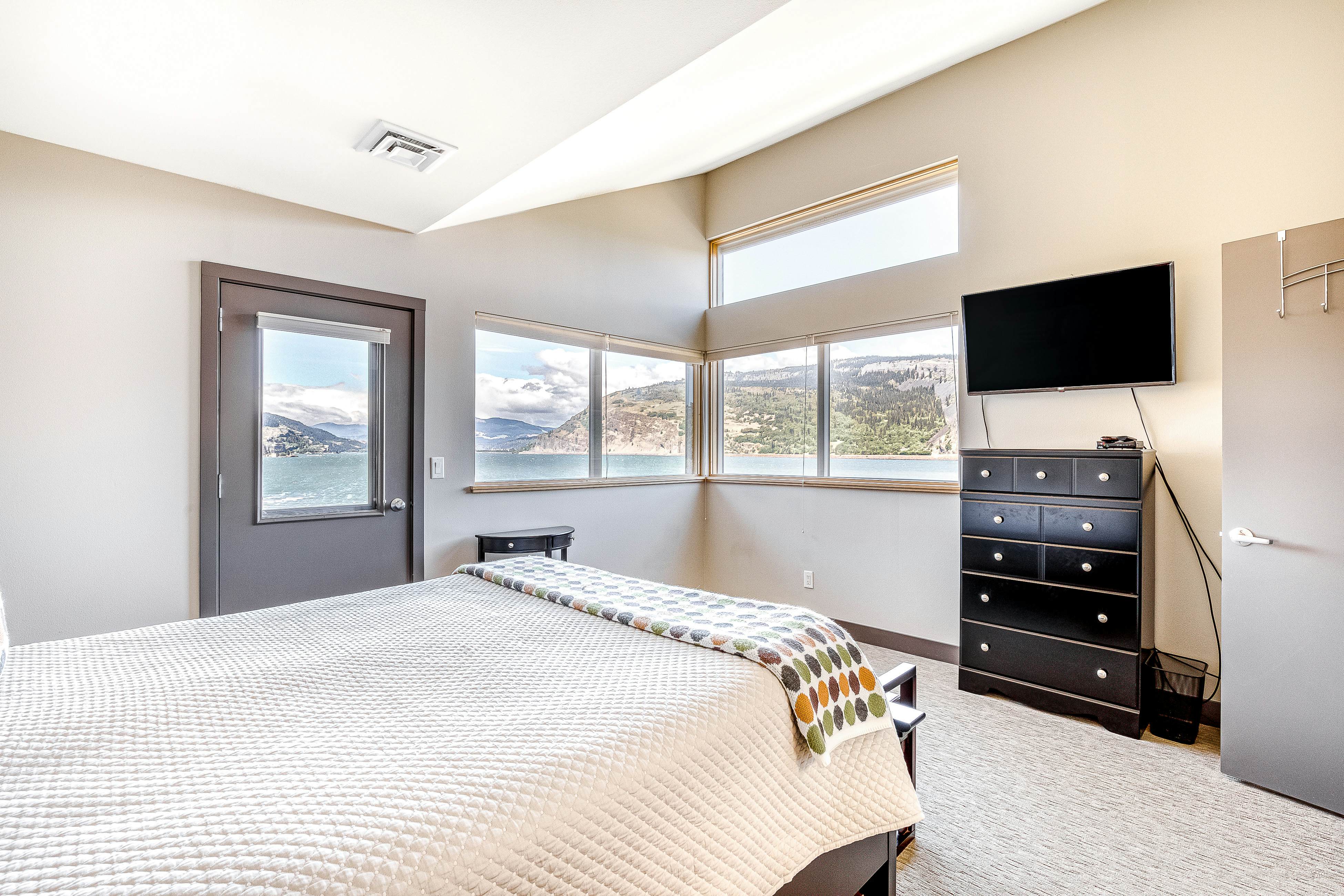 Mosier Creek Place 2 BD Mosier, OR Vacation Rental Vacasa