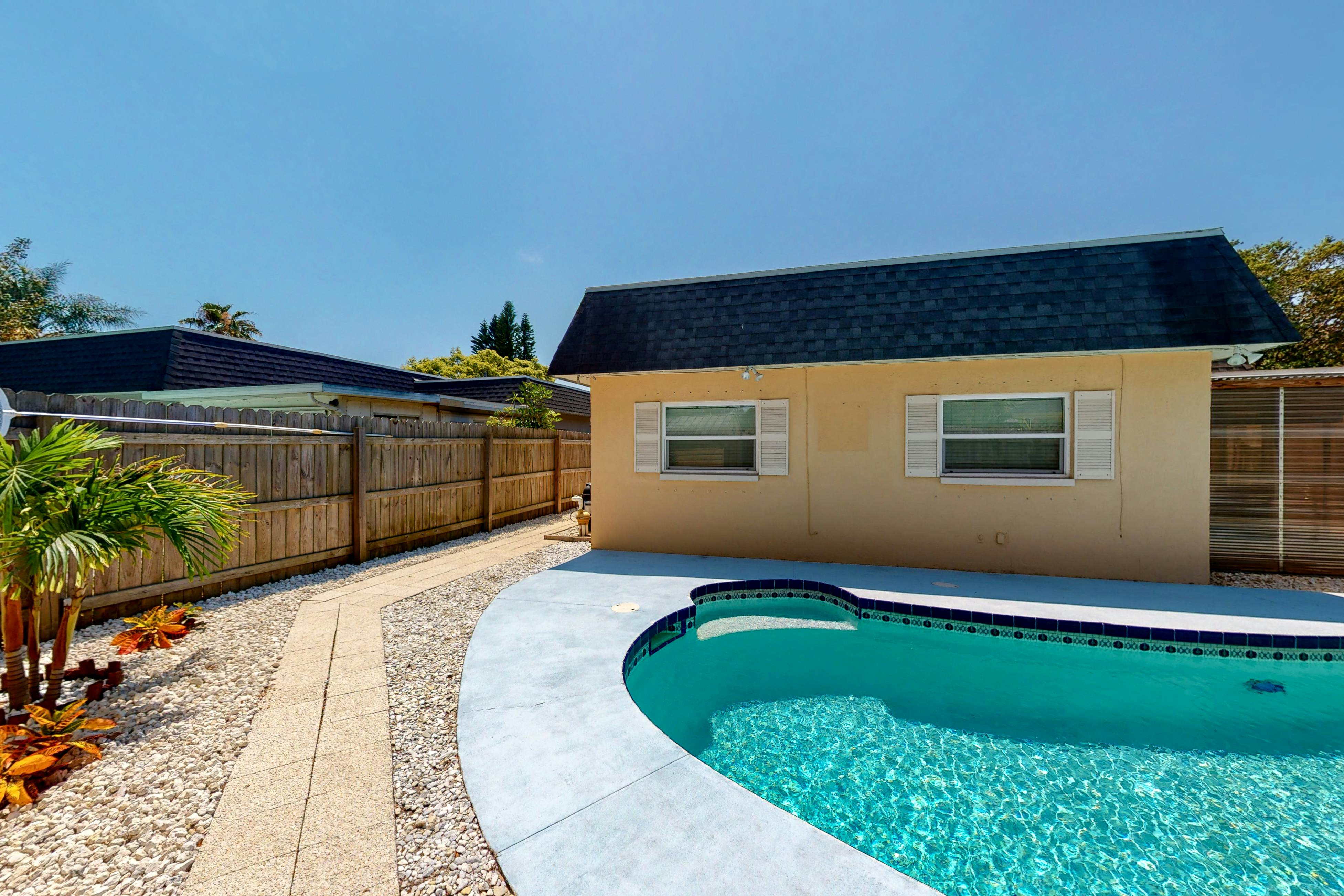 Del Boca Vista 2 BD Largo, FL Vacation Rental Vacasa