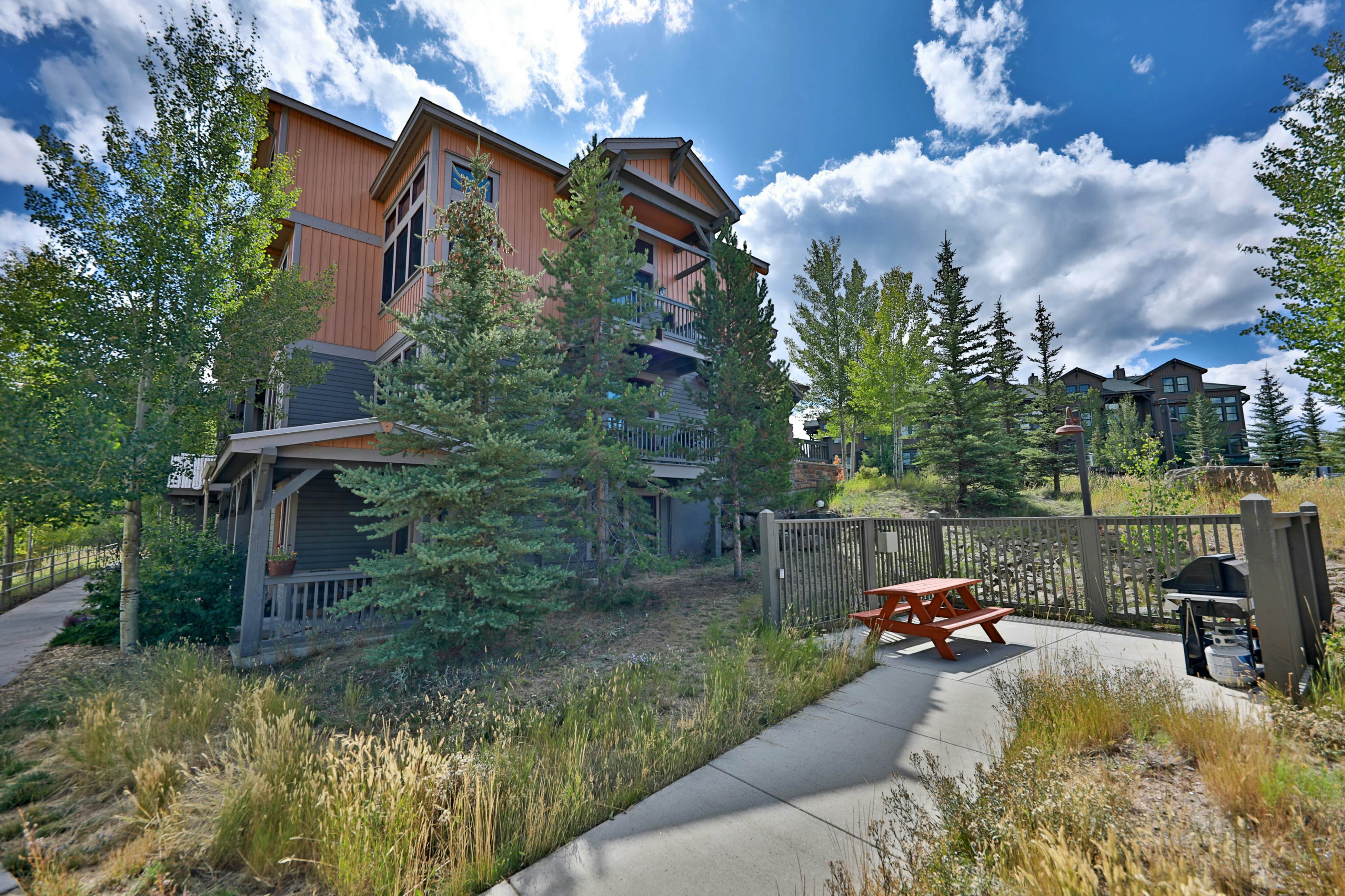 Kicking Horse Lodges 3-202