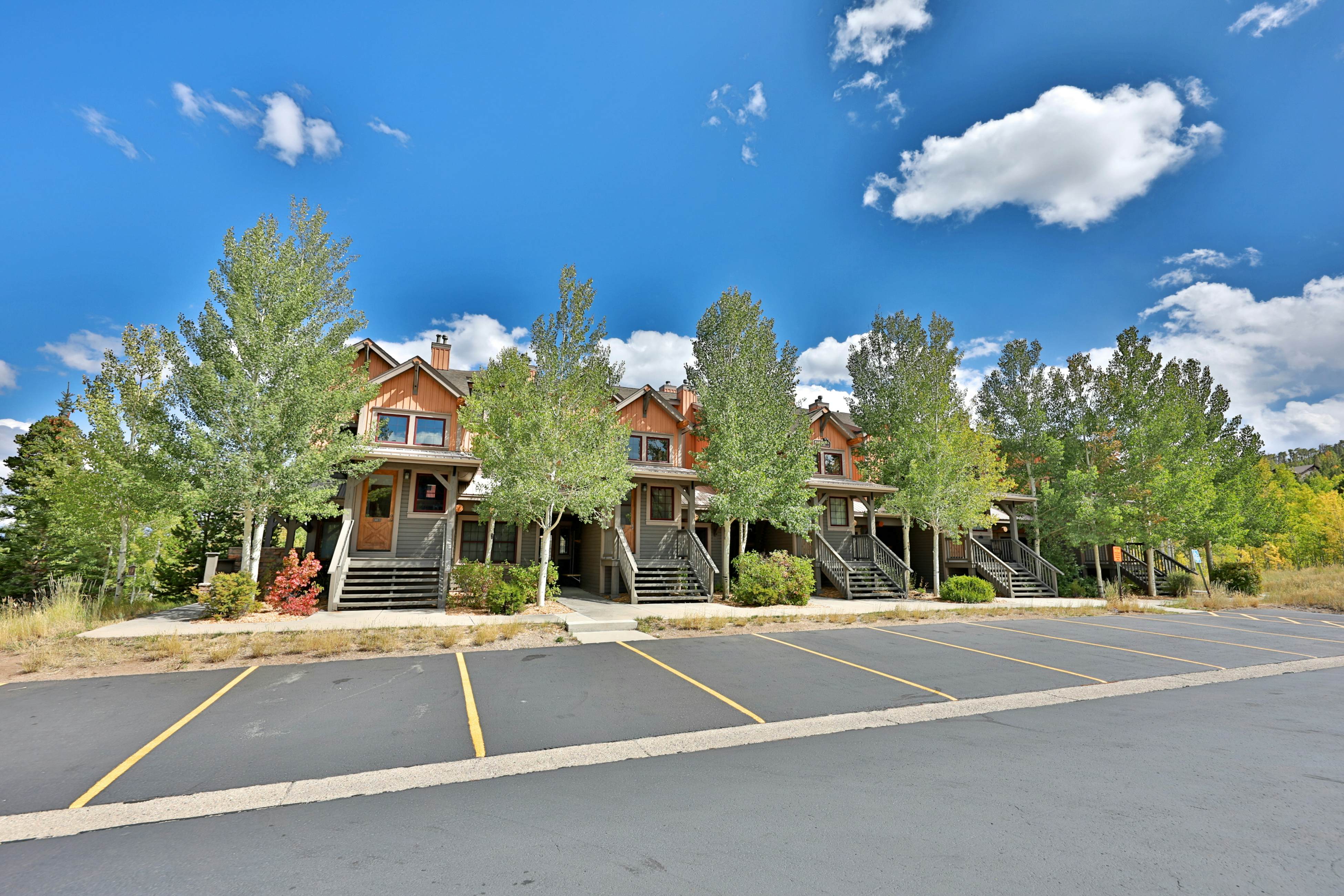 Kicking Horse Lodges 3-202