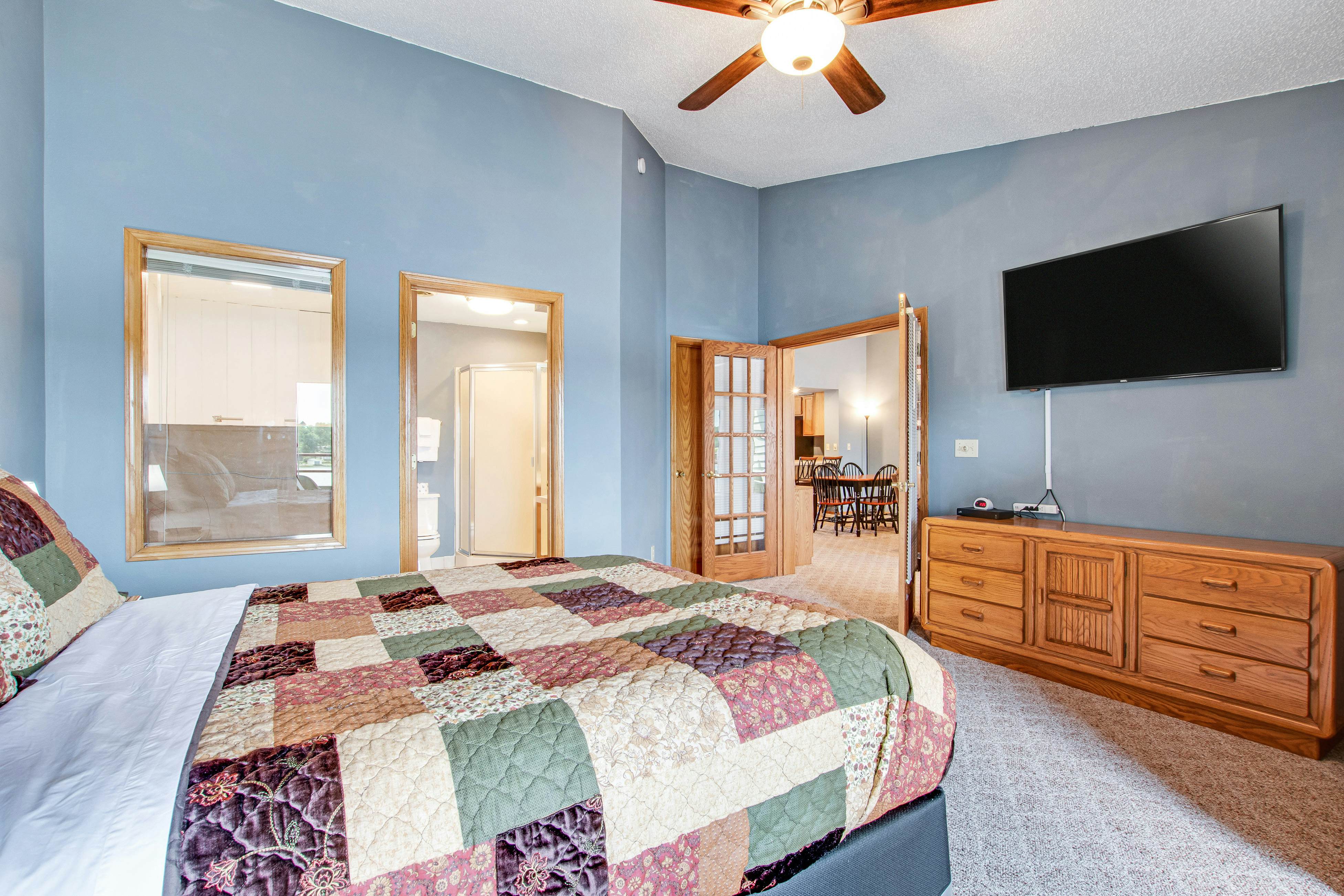 Lighthouse Cove Condo Resort 217 - Lakeside Memories