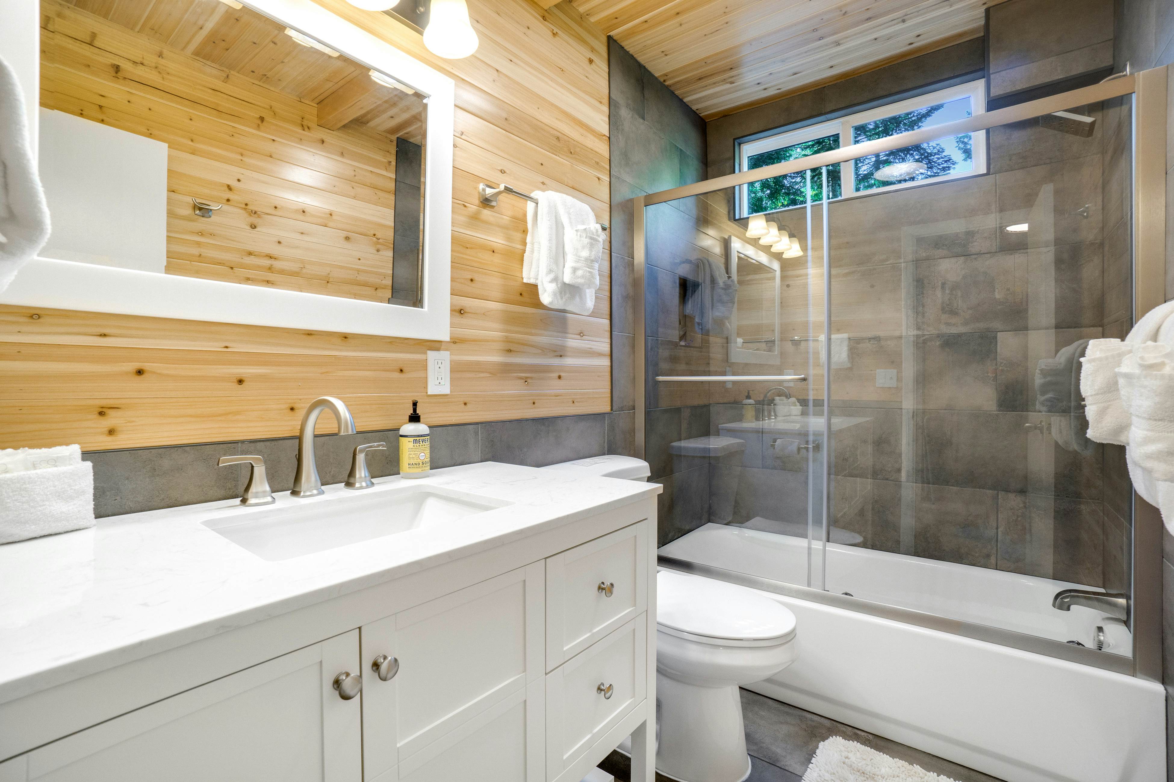 Yakima Riverfront Cabin 1 BD Cle Elum, WA Vacation Rental Vacasa