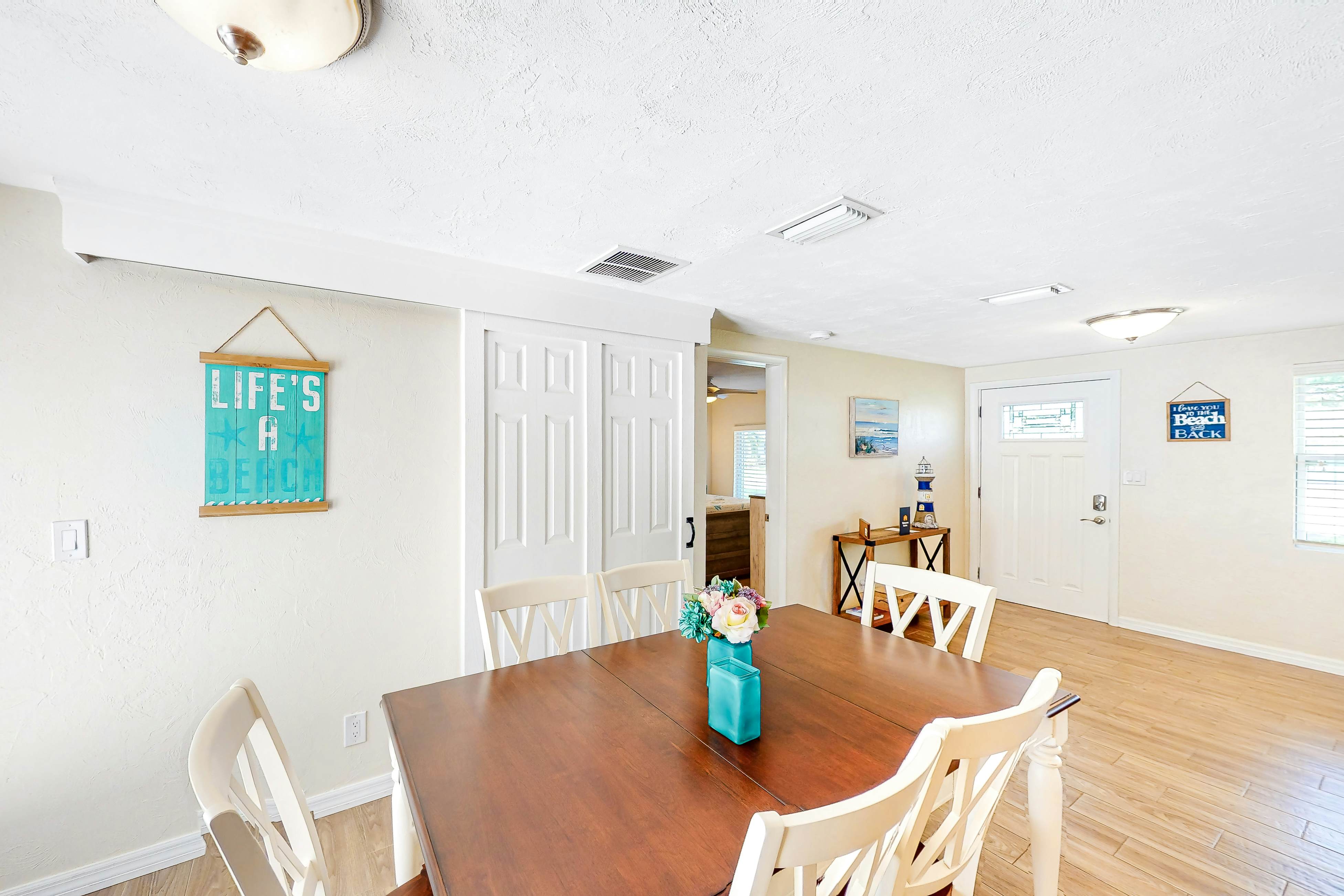 Pinellas Park Cottage 3 BD Pinellas Park, FL Vacation Rental Vacasa