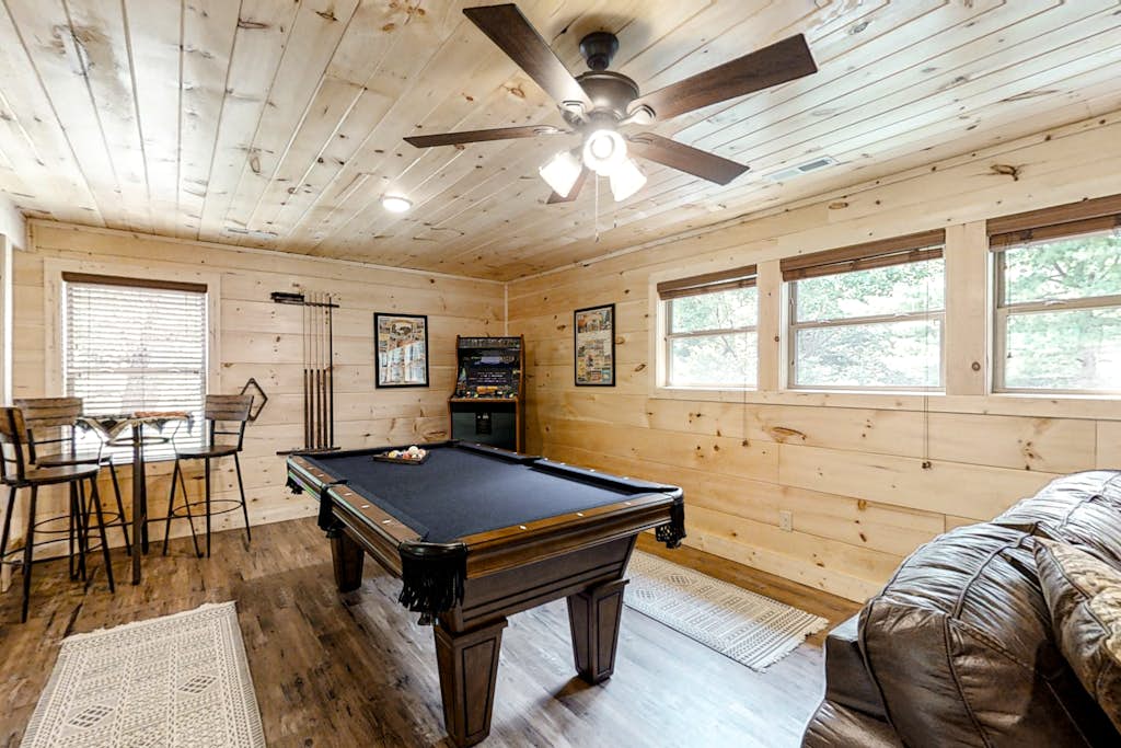 Dog Welcome, Sleeps 10, Hot Tub, Deck, Shared Pool — Sevierville, TN — vacation rental
