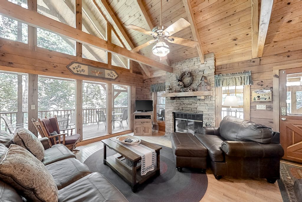 Cozy Custom Cabin, Sleeps 9, Private Pond, Hot Tub — Townsend, TN — vacation rental