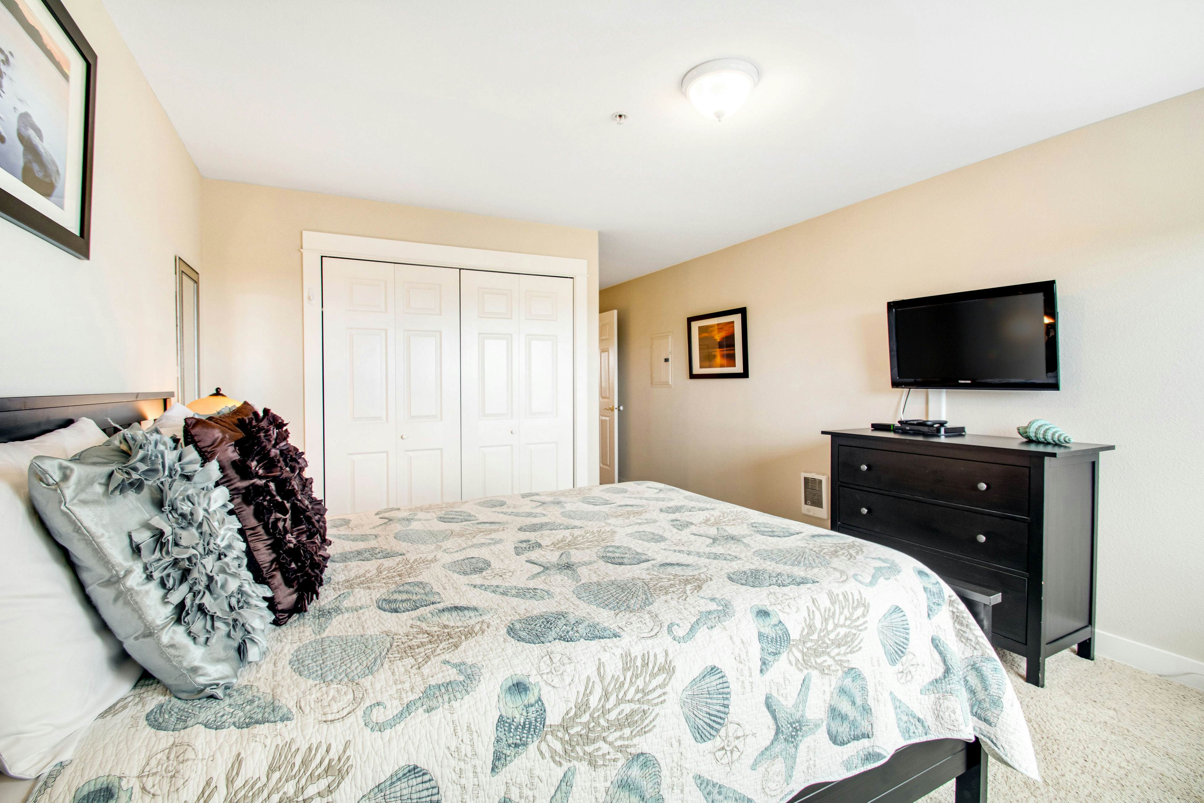 Cozy Coastal Condo 2 BD Westport, WA Vacation Rental Vacasa