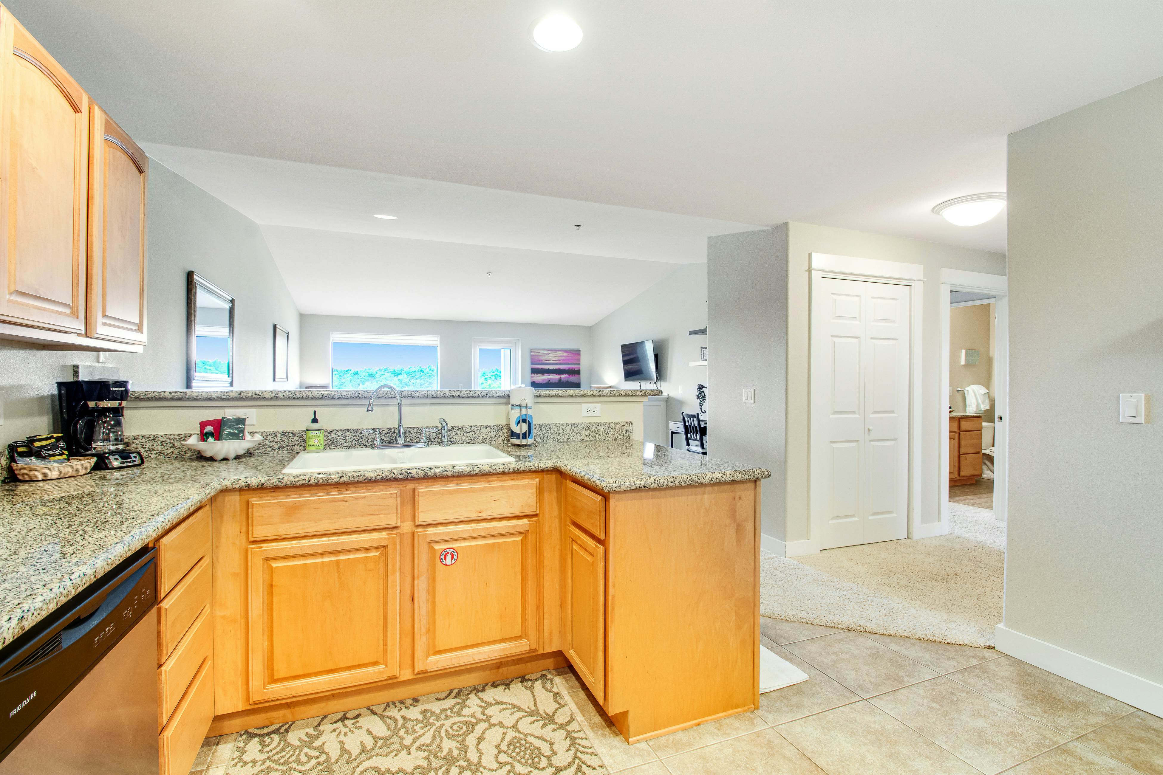 Cozy Coastal Condo 2 BD Westport, WA Vacation Rental Vacasa